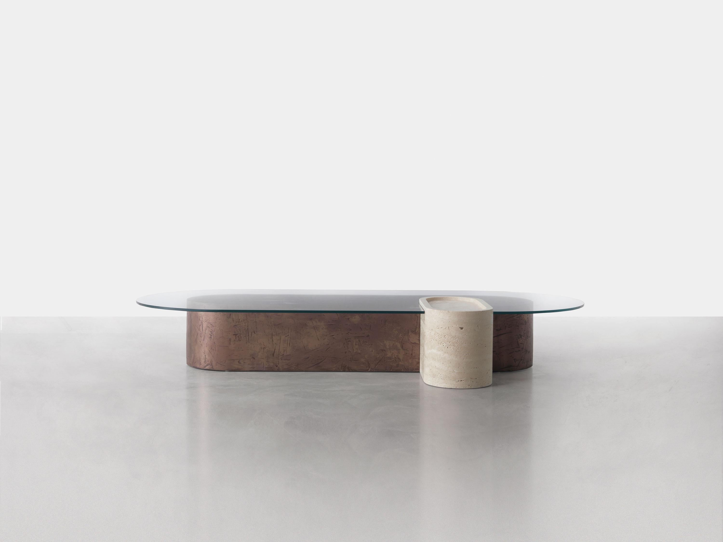 Table basse Saturnia de Somaschini
Dimensions : L 180 x D&H 92 x H 28 cm
MATERIAL : Structure monolithique en mdf allégé avec base vide et finition en métal pur dans un mélange de cuivre bruni et de bronze. Élément en travertin romain massif.