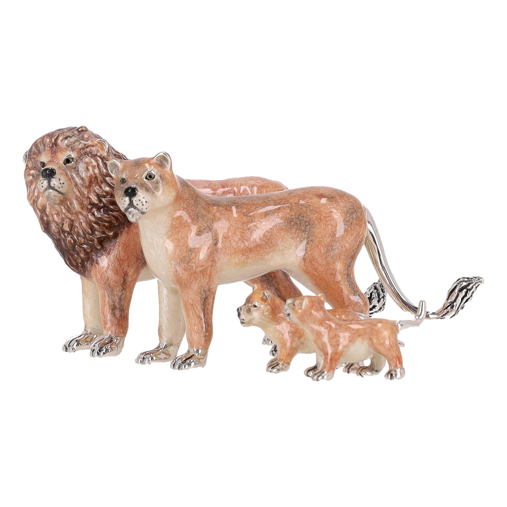 Collectors Item - Saturno Hand Enamelled 925 Lion Family - Set Of Four Ornaments

Collection of four members of a lion family - sculptures of a lion, lioness and two cubs.

Each crafted in Italy from 925 sterling silver and hand-painted with
