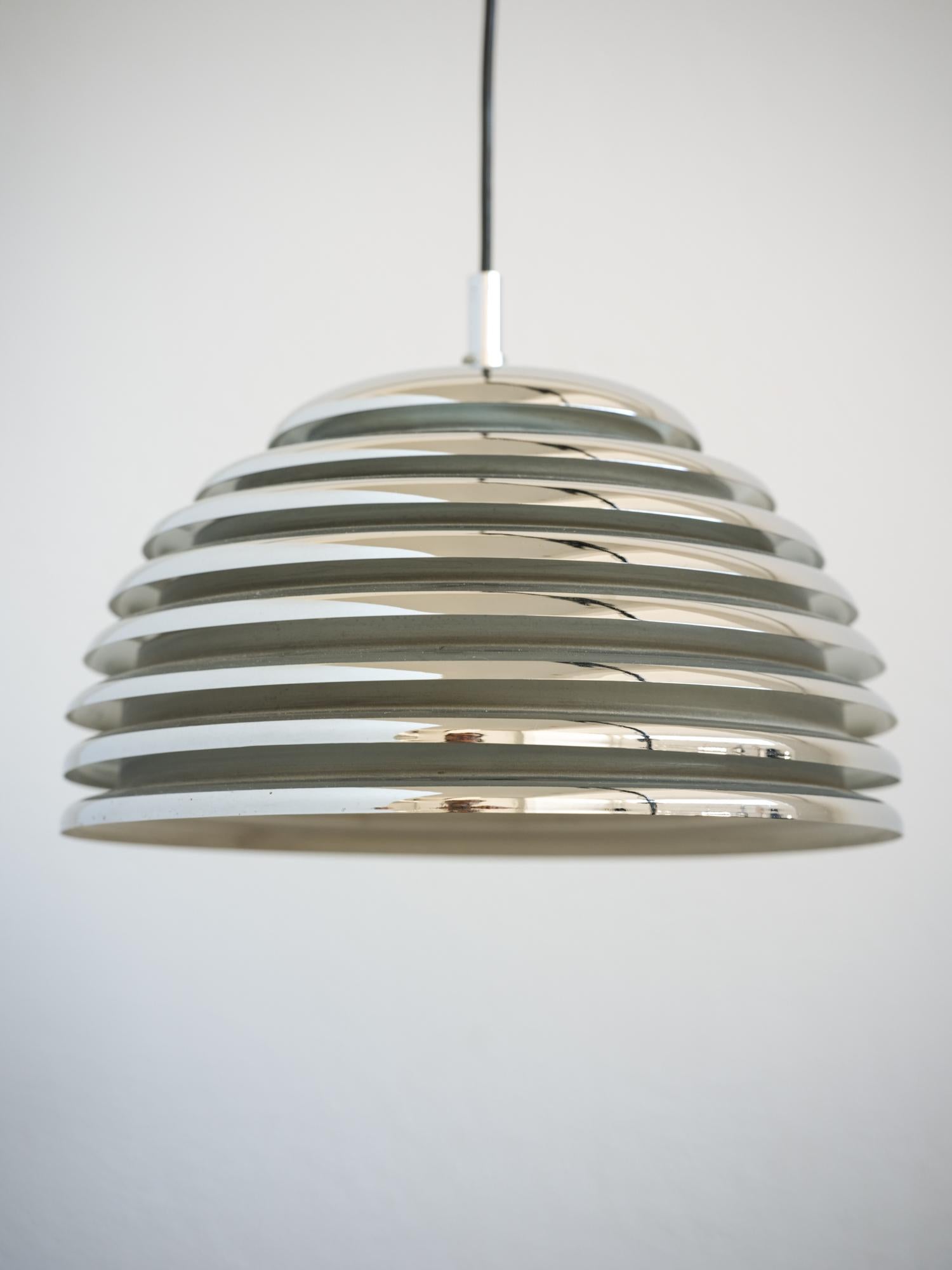 Lámpara colgante Saturno de Kazuo Motzawa de los años 60 y 70. Esta bonita lámpara colgante ha sido fabricada por Staff Leuchten.
Etiqueta del editor presente. 
El metal es muy brillante y no tiene golpes, el interior es blanco, 