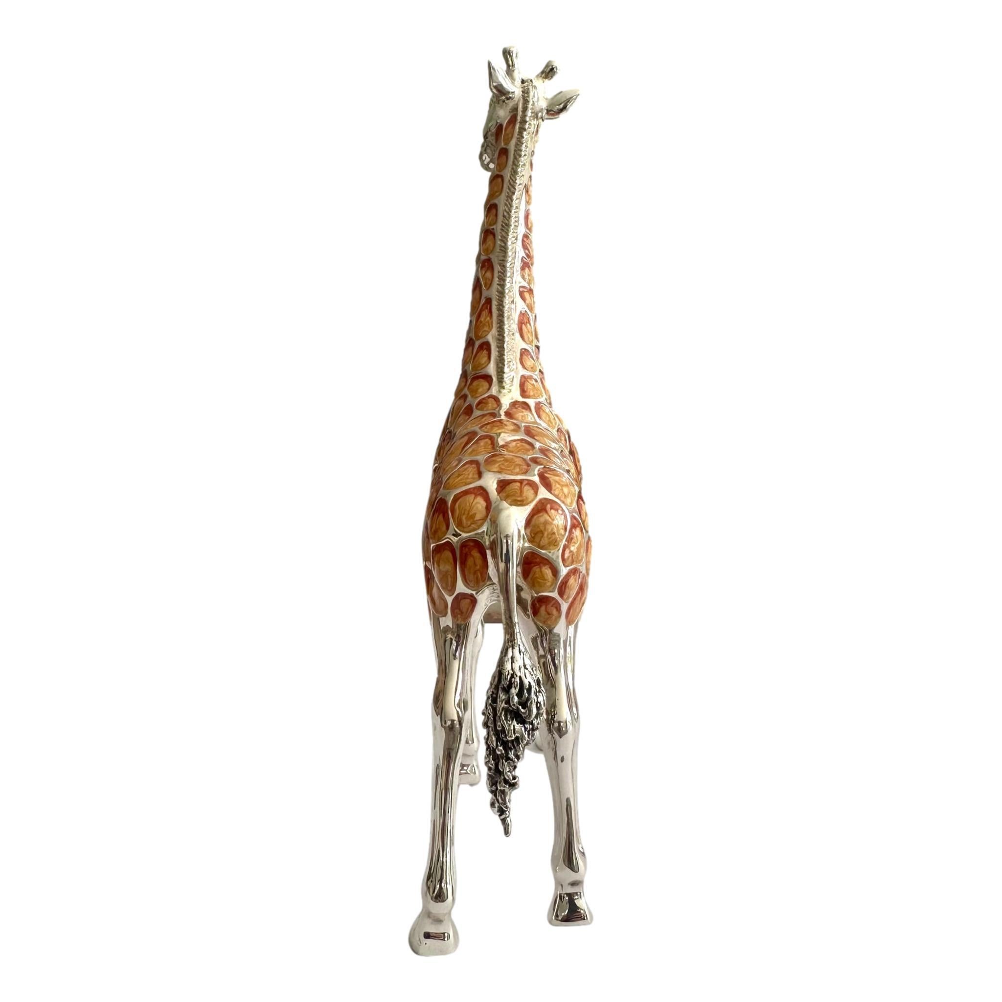 Marrone Saturno - Ornamento a forma di Giraffa grande dipinto a mano in argento sterling in vendita