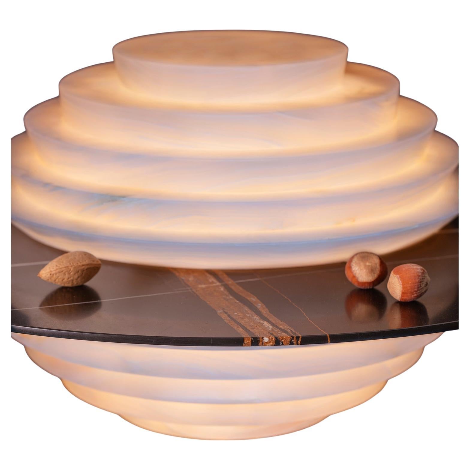 Lampe "SATURNO" de Silvana Barbato (Onyx blanc, Sahara Noir, Italie)