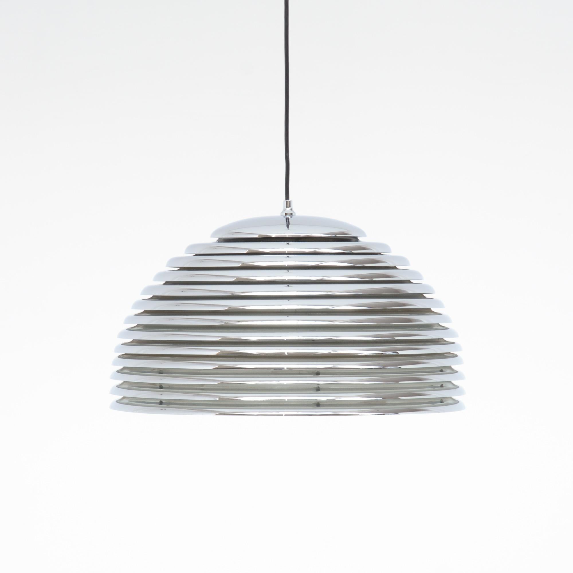The Saturno pendant lamp was designed by Kazuo Motozawa for Staff Leuchten, in Germany, 1972.
The dome shade is made of chromed metal rings, white lacquered inside. The Saturno pendant lamp creates the perfect light above a dining table.
This lamp