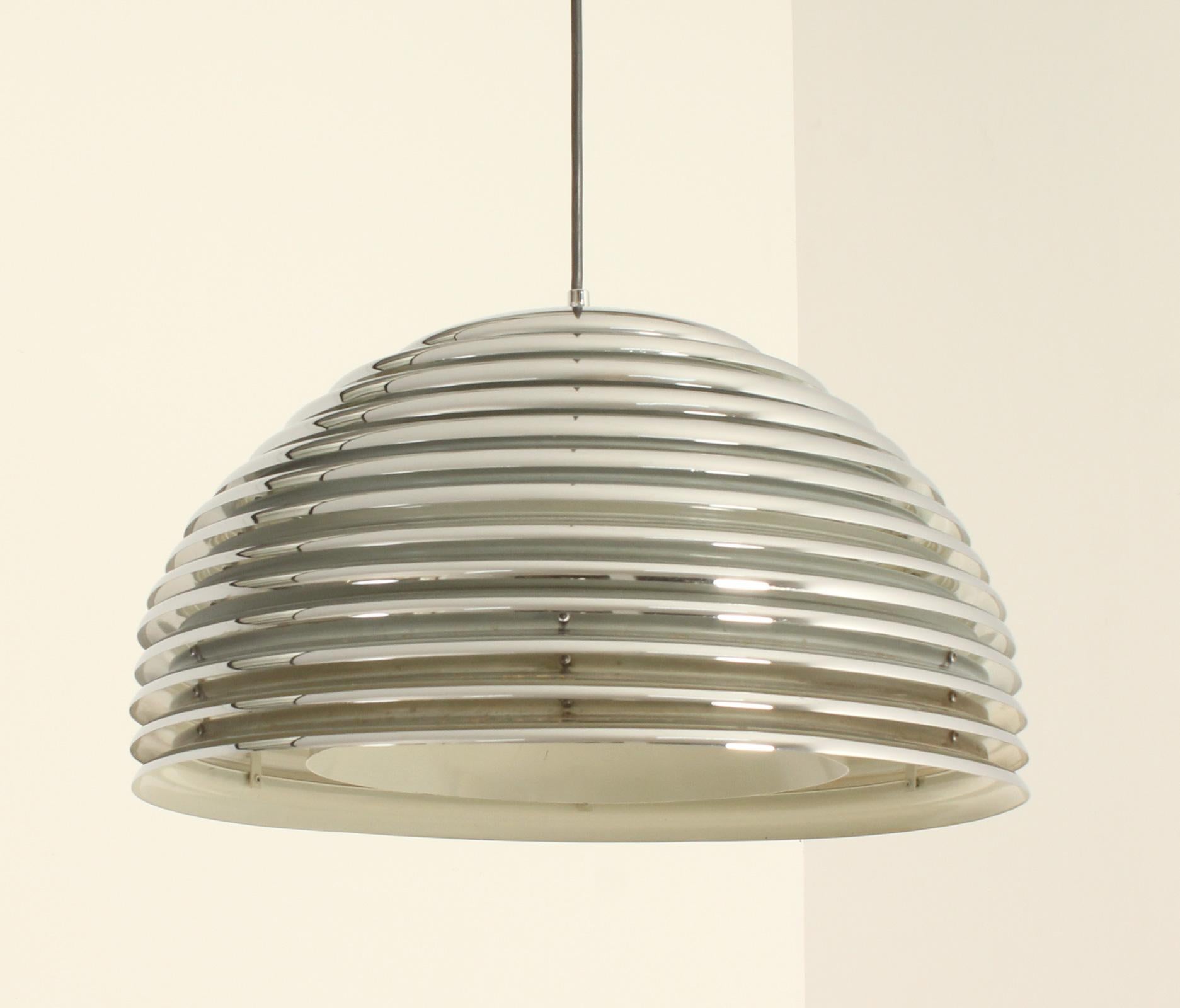 Lámpara colgante Saturno diseñada en 1972 por el diseñador japonés Kazuo Motozawa para Staff Leuchten, Alemania. Construcción de metal cromado y esmaltado en blanco, cuatro bombillas E27, tres en el espacio interior y una en el centro. 