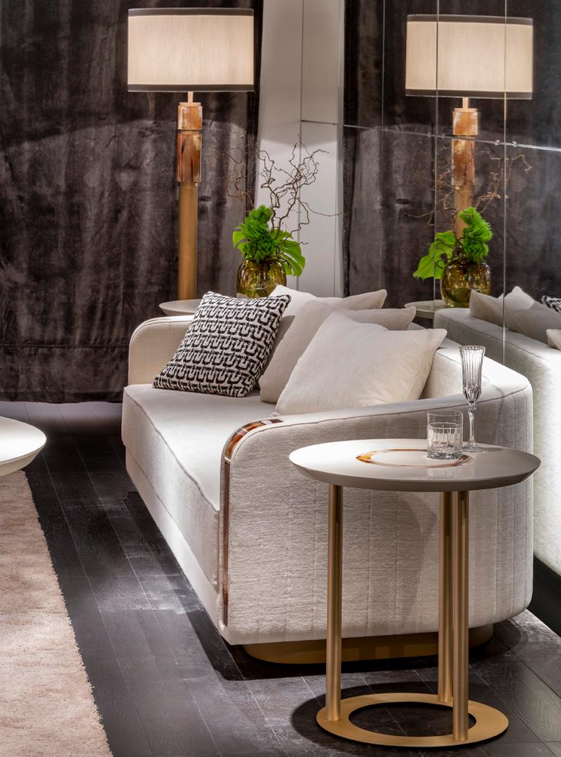 Der runde Beistelltisch Saturno in einer angenehmen Palette leuchtender Farbtöne hat eine elfenbeinfarbene, hochglänzende Holzplatte mit wunderschönen Corno Italiano Intarsien. Drei robuste Beine auf einem runden Sockel aus satiniertem Messing