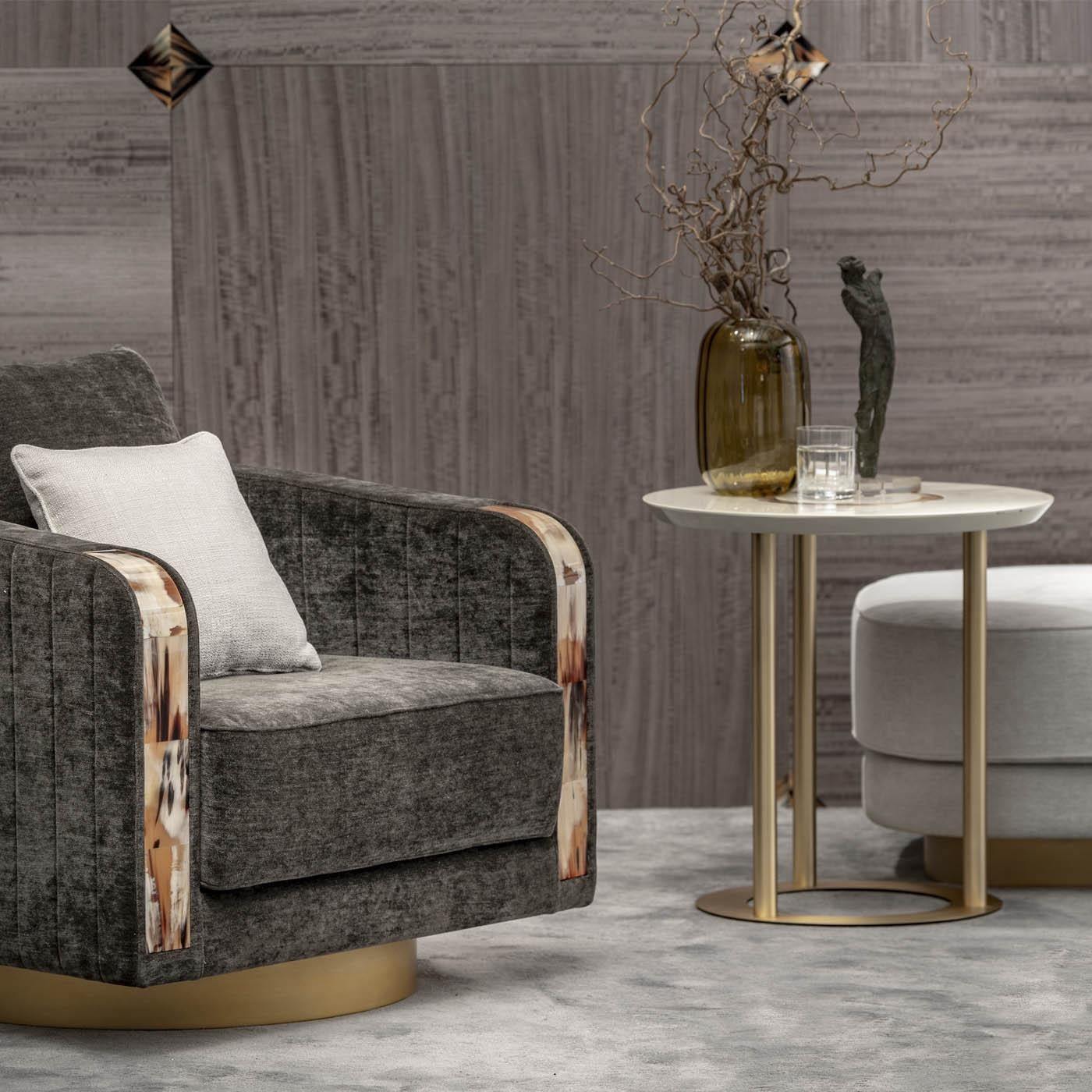 Saturno Beistelltisch aus glänzend elfenbeinfarben lackiertem Holz und Corno Italiano, Mod. 6058 (Italienisch) im Angebot