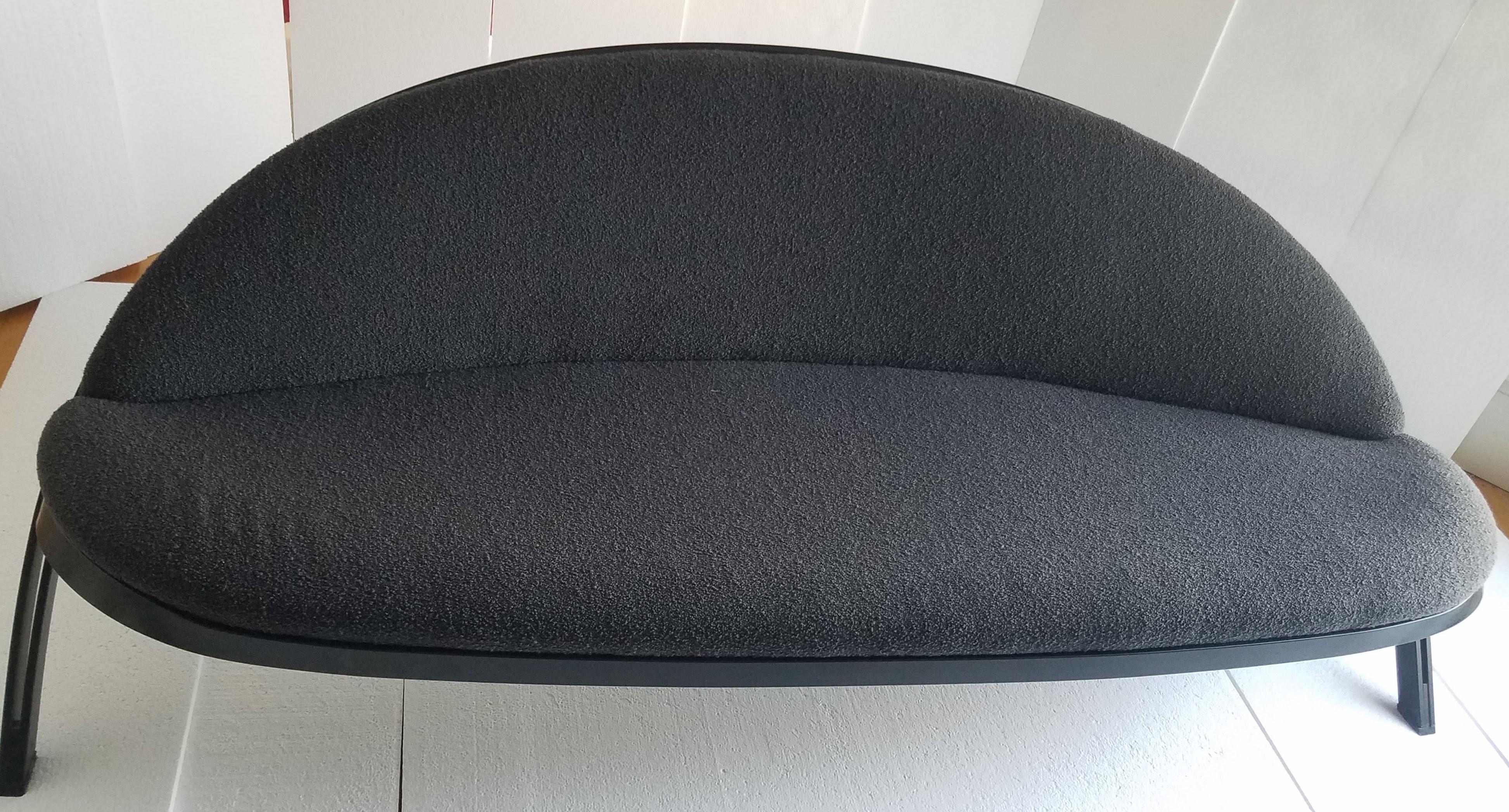 Sofa Saturn (Saturno) von Gaston Rinaldi für Rima, Italien, 1958, gepolstert mit dem originalen italienischen anthrazitfarbenen Bouclé.
Rinaldis Vater gründete RIMA 1916 in Padua, Italien, im Norden Italiens.
Rinaldi gewann 1954 den Compasso d'Oro