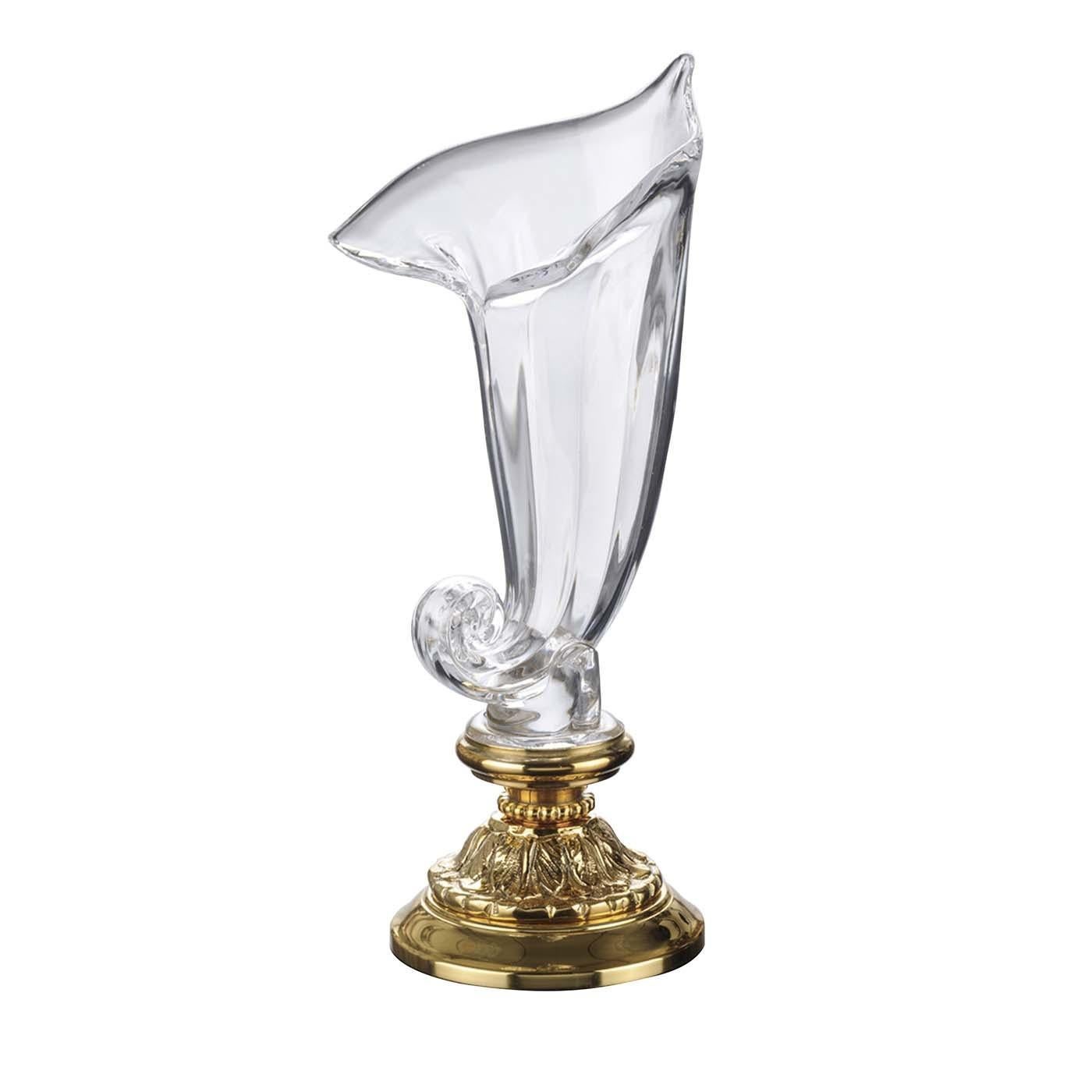 This magnificent piece of functional decor is a crystal vase shaped as a calla lily flower. The classically inspired design makes this object a superb addition to a traditional decor. The 24% PbO polished crystal curves at the bottom, to open up in