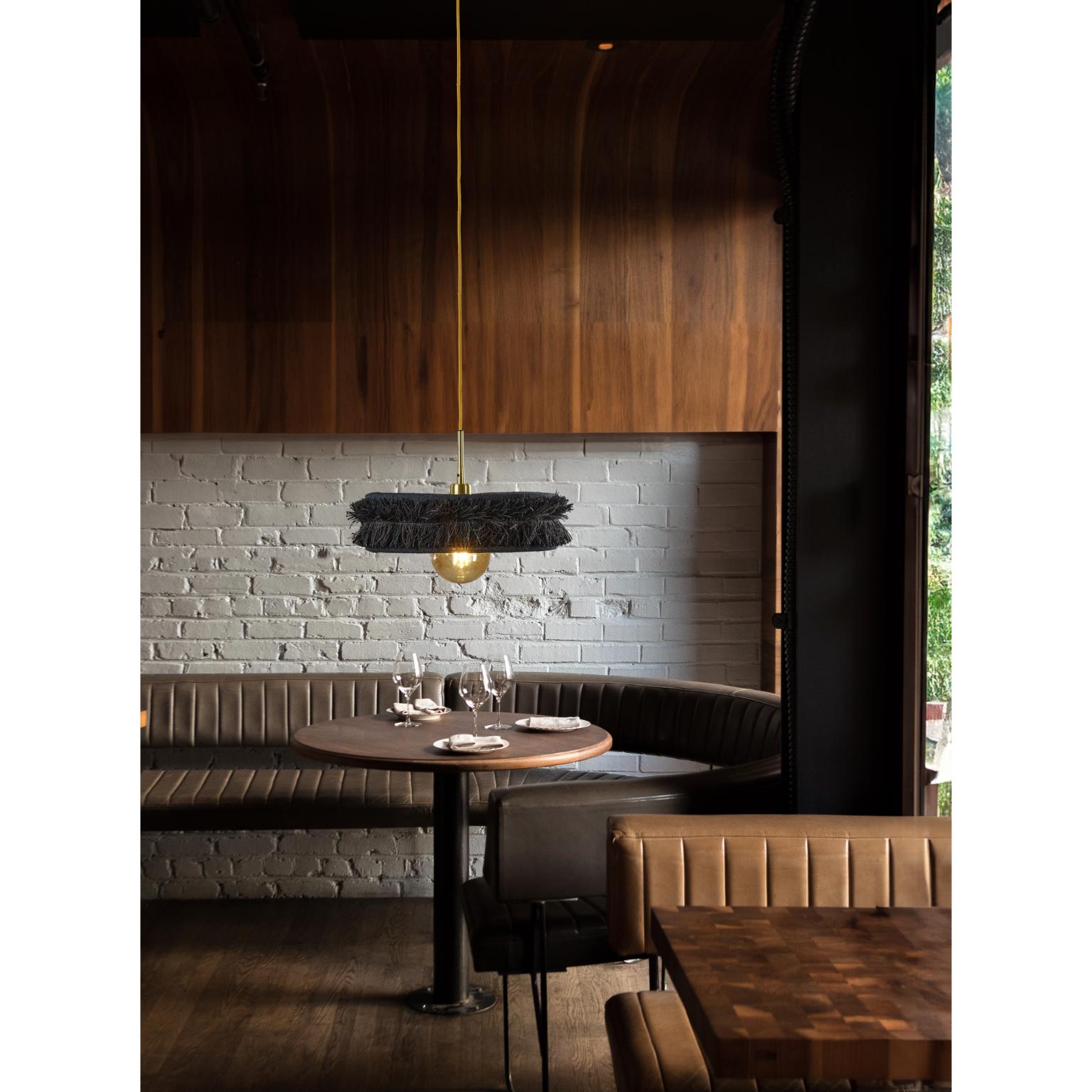 Lampada a sospensione Saturnus Black di SKRYTA
Dimensioni: Ø 58 x H. 12 cm. 
Materiali: Ordito di lino.

Disponibile in due colori. Tutte le nostre lampade possono essere cablate a seconda del Paese. Se viene venduto negli Stati Uniti, sarà cablato