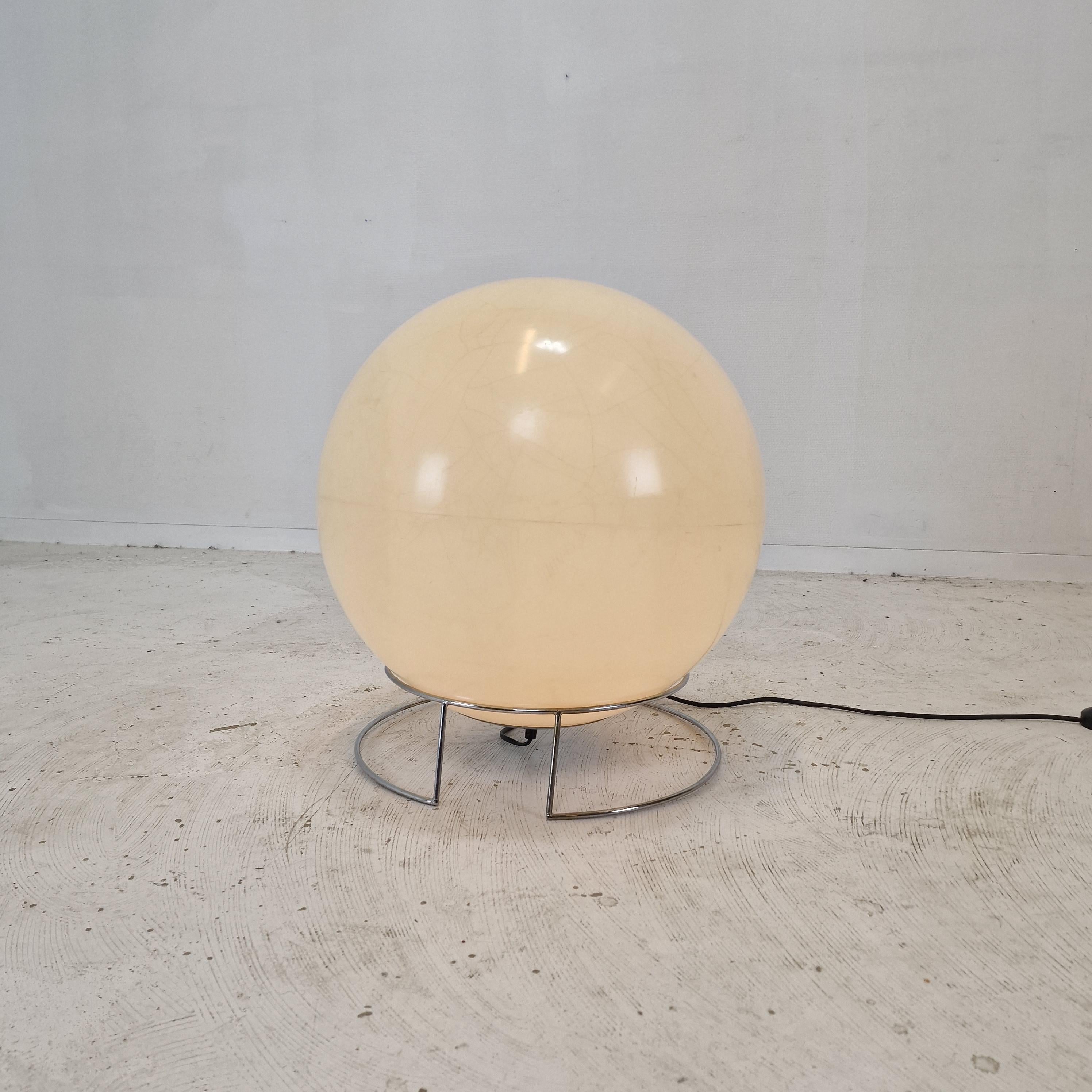 An eye-catching table or floor lamp, model “Saturnus”.
It is manufactured by Raak in the Netherlands in 1971.  

This rare piece was produced only in that year, and is therefore really hard to find! 

It’s is a beautiful piece, made of a large