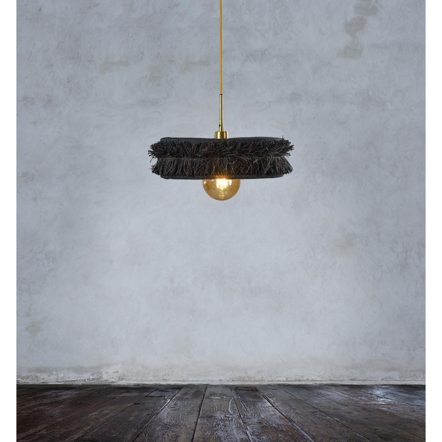 Lampada a sospensione Saturnus Junior nera di SKRYTA
Dimensioni: Ø 39 x H. 12 cm. 
Materiali: Ordito di lino.

Disponibile in due colori. Tutte le nostre lampade possono essere cablate a seconda del Paese. Se viene venduto negli Stati Uniti, sarà