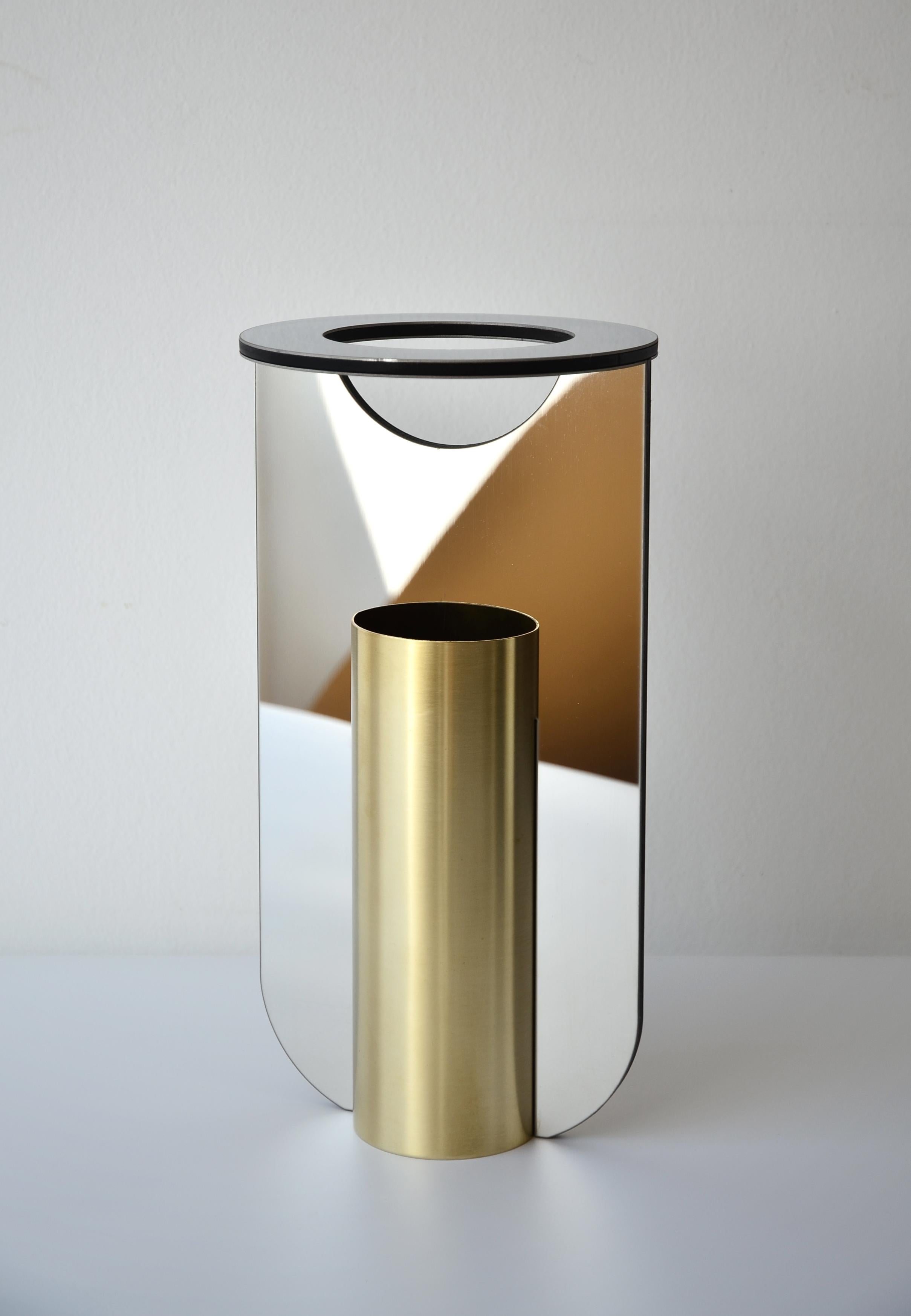 Vaso Saturnus Small di Atlas Project
Dimensioni: D. 15 x L. 15 x H. 30 cm. 
Materiali: Specchio in acciaio inox e ottone spazzolato.

Disponibile in diverse dimensioni. Contattateci.

SATURNO
Saturnus is the new collection of vases by Atlasproject.