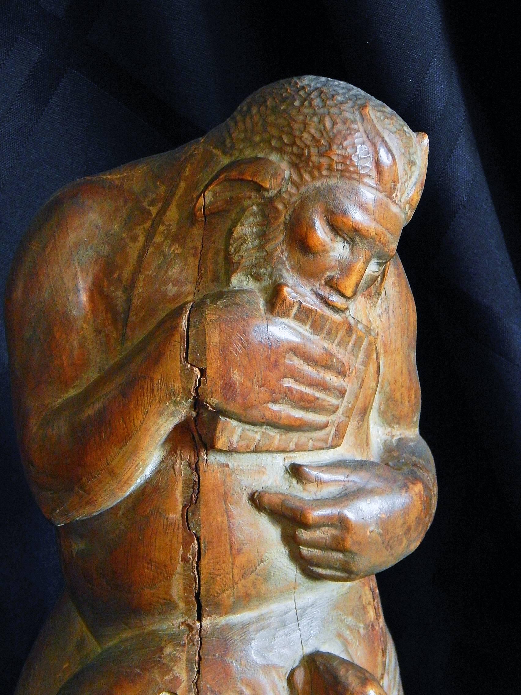 Questa rappresentazione di un satiro rotondo che seduce un coniglio del bosco è chiaramente opera di un maestro dell'intaglio. Scolpito da un cilindro di mogano rosso, lo scultore ha incluso molti dettagli meravigliosi che emergono quando lo