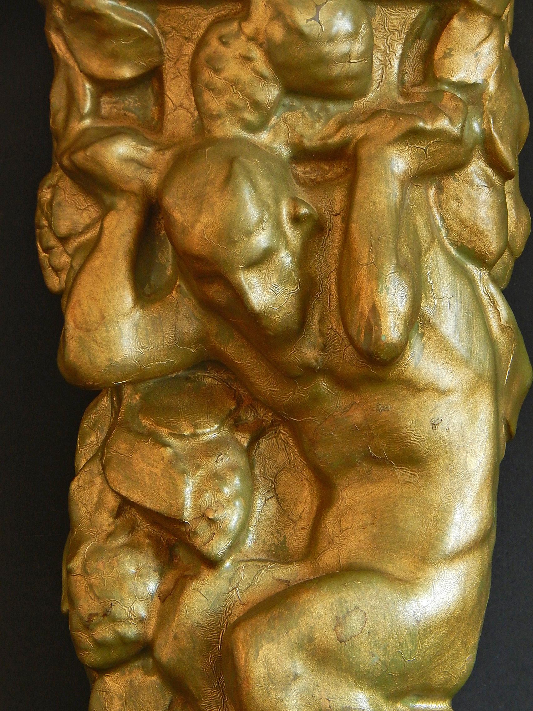 Diese Skulptur eines Satyrs, der einen Korb mit Weintrauben trägt, ist eines der seltensten und ungewöhnlichsten Stücke, die jemals von der berühmten Rookwood Pottery Company in Cincinnati geschaffen wurden. Sie entstand 1915. Die Skulptur ist