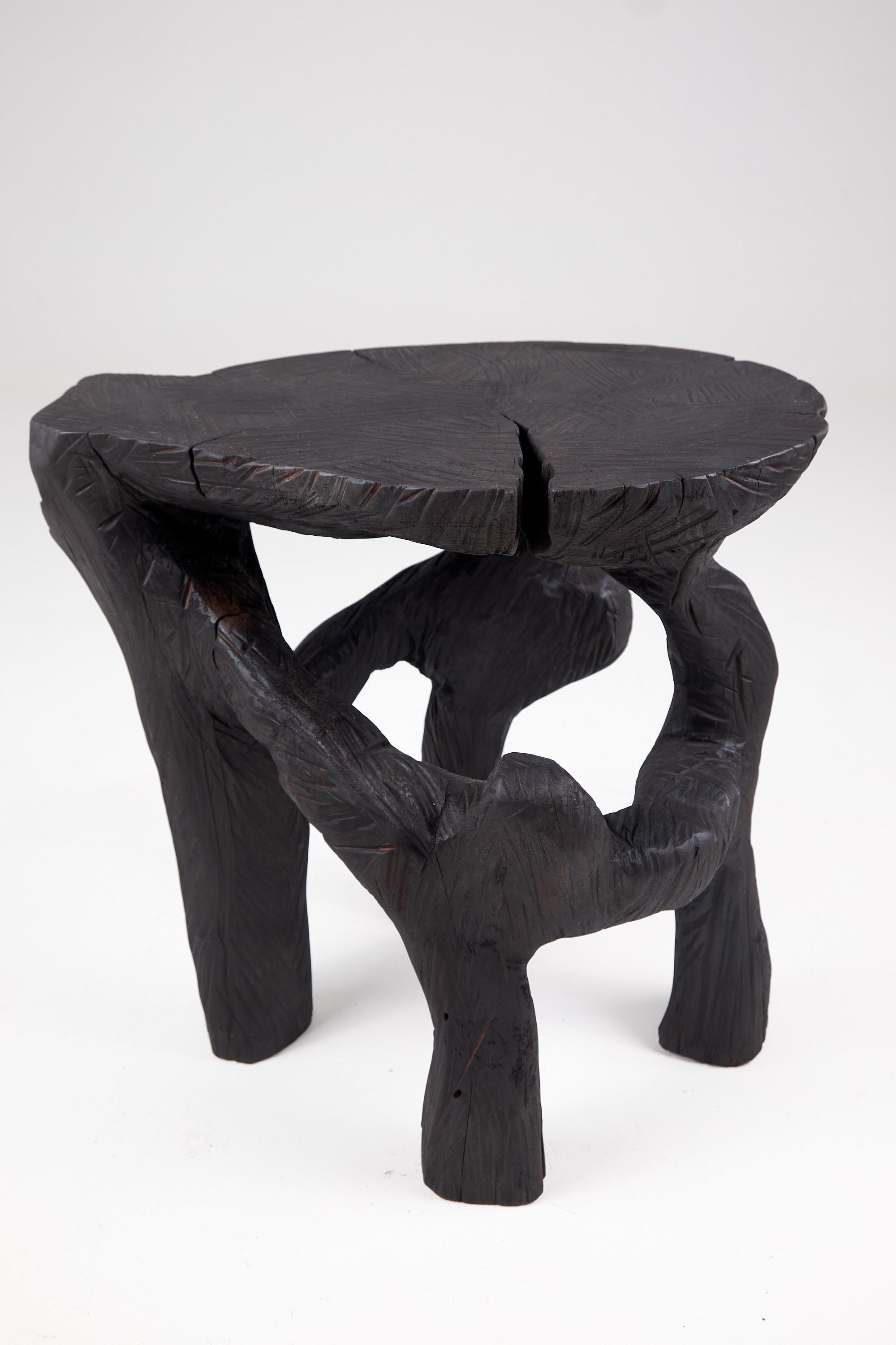 Einzigartige, mit der Kettensäge geschnitzte, funktionelle Holzskulptur, die als multifunktionales Stück, wie z.B. als Tabouret, Beistelltisch, Nachttisch oder sogar als Sockel für Ihre Kunst verwendet werden kann. Geschnitzt aus einem einzigen