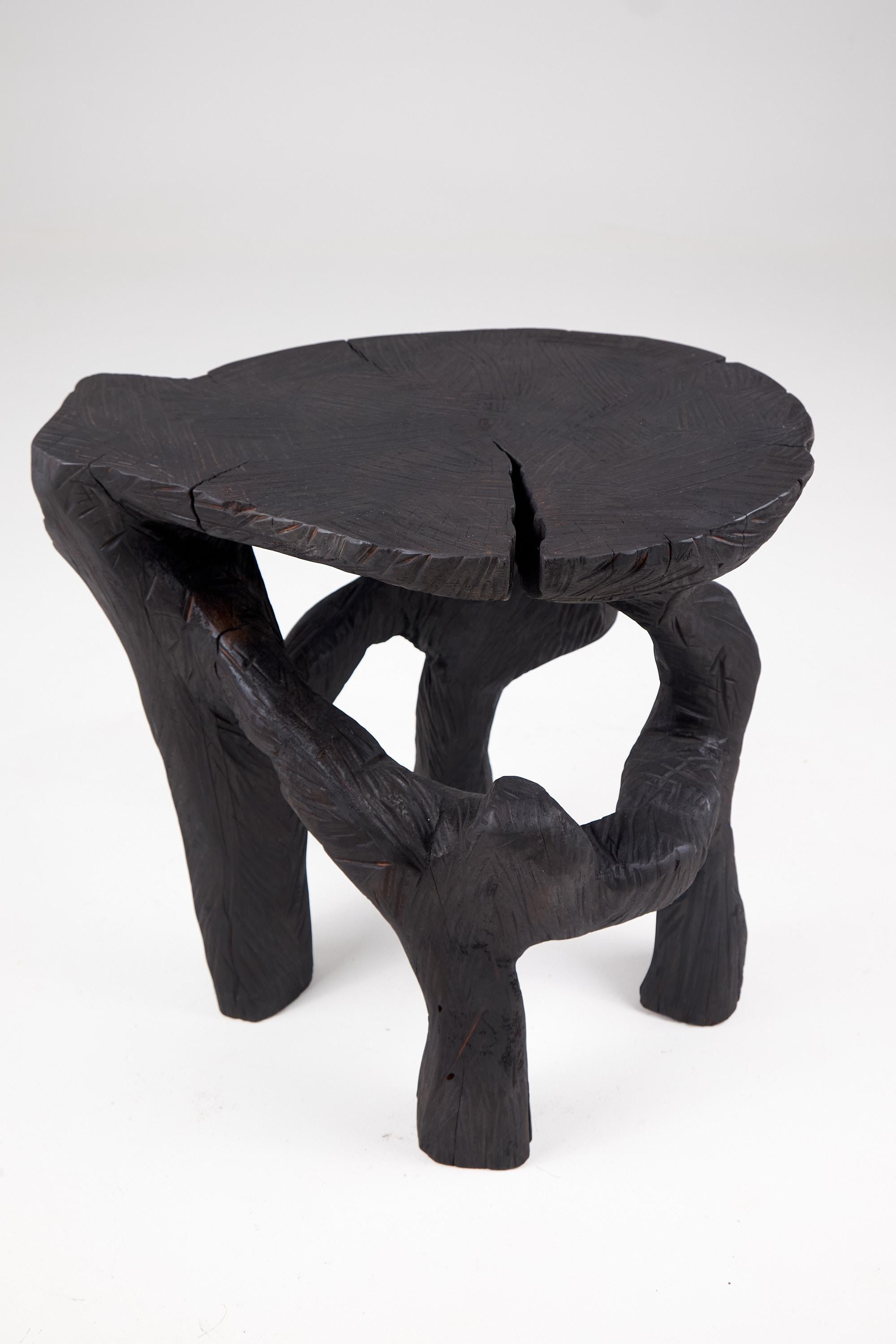 Satyrs, Massivholz-Skulptur, Beistelltisch Original Contemporary Design (Brutalismus) im Angebot