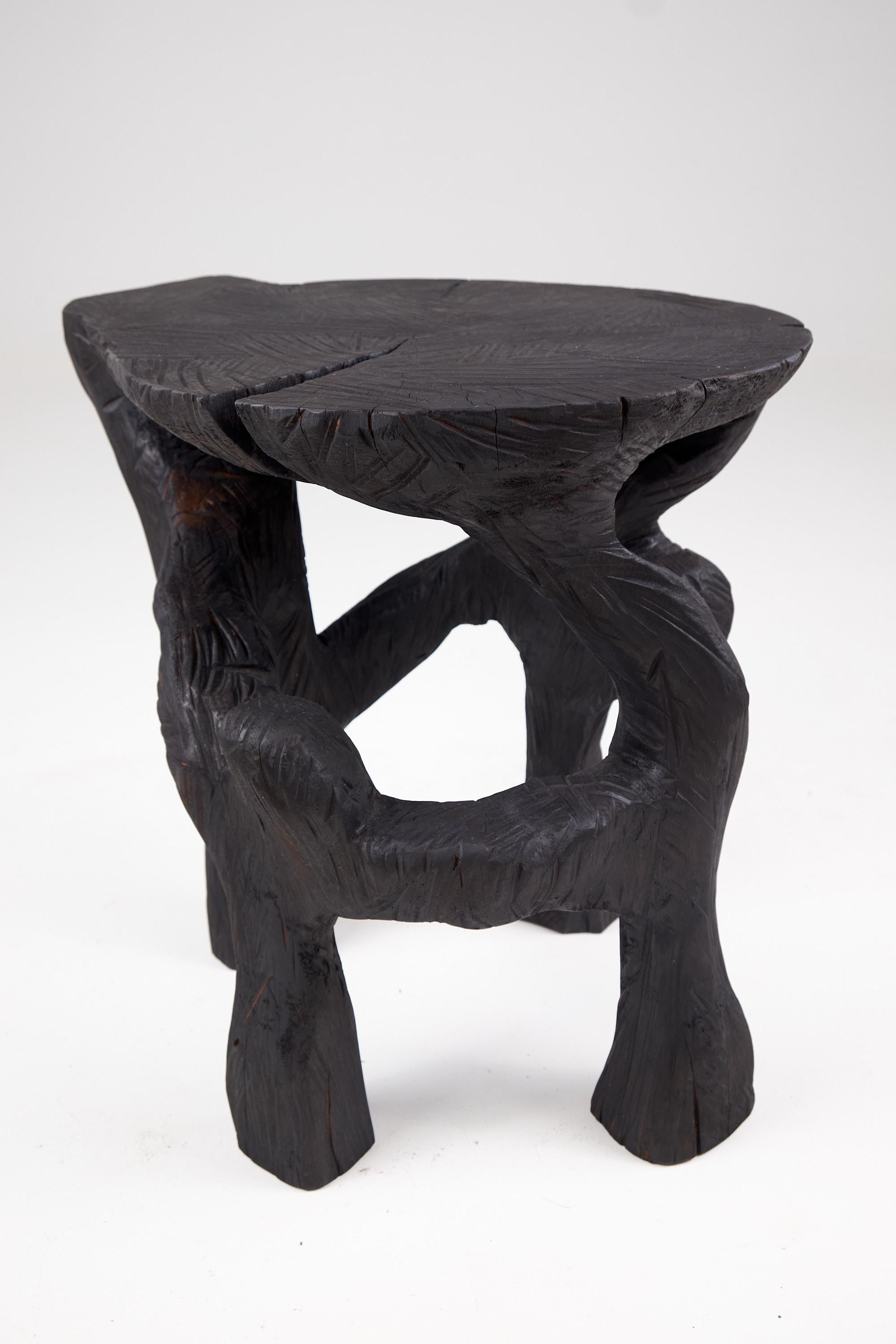 Satyrs, Massivholz-Skulptur, Beistelltisch Original Contemporary Design (Geschnitzt) im Angebot