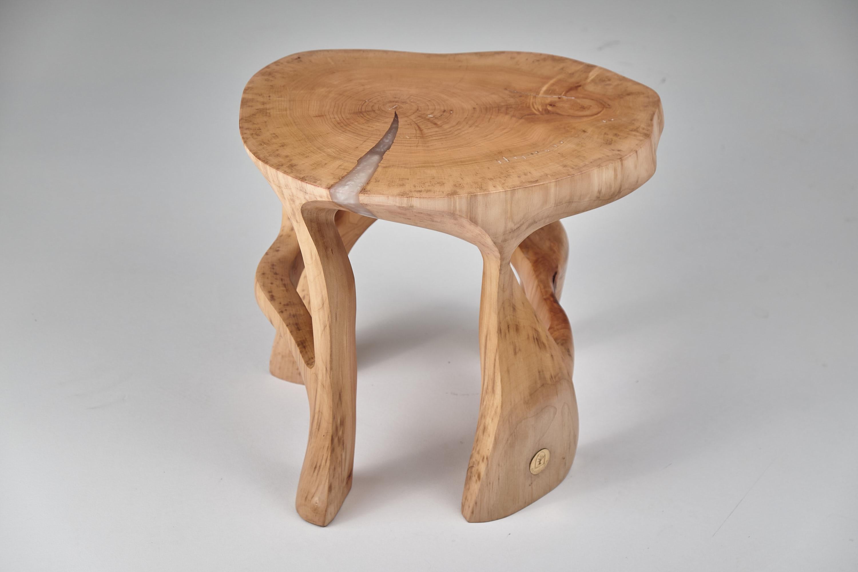 Croate Satyres, table d'appoint sculpturale en bois massif, design contemporain original, Lognitur