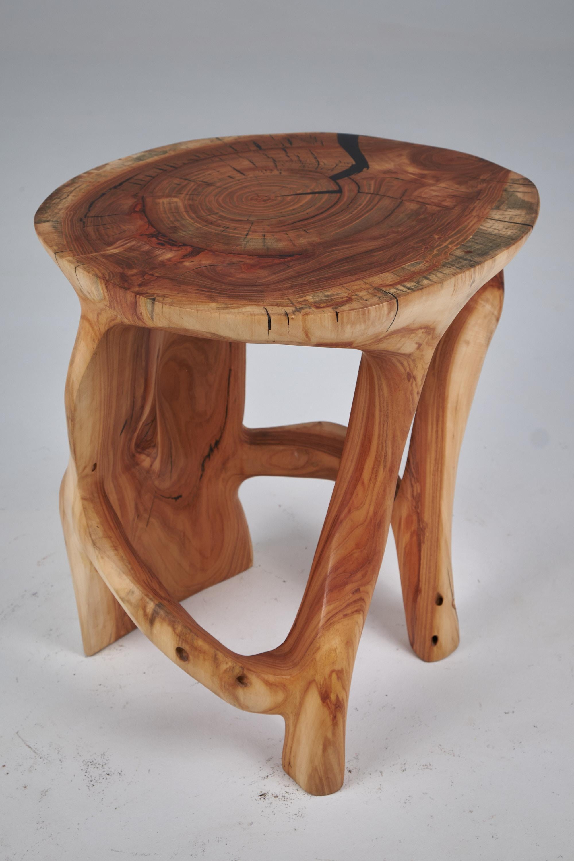 Satyrs, Mesa Auxiliar Escultórica de Madera Maciza Diseño Contemporáneo Original, Logniture Tallado en venta