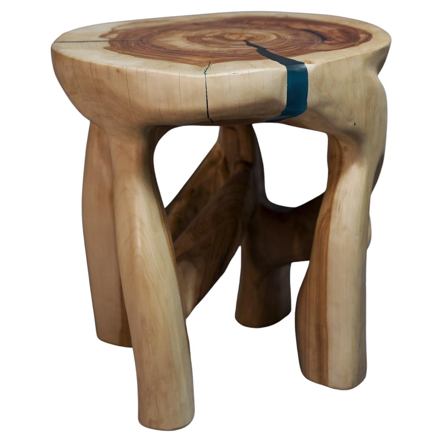 Table d'appoint sculpturale en bois massif Satyrs, design contemporain d'origine.