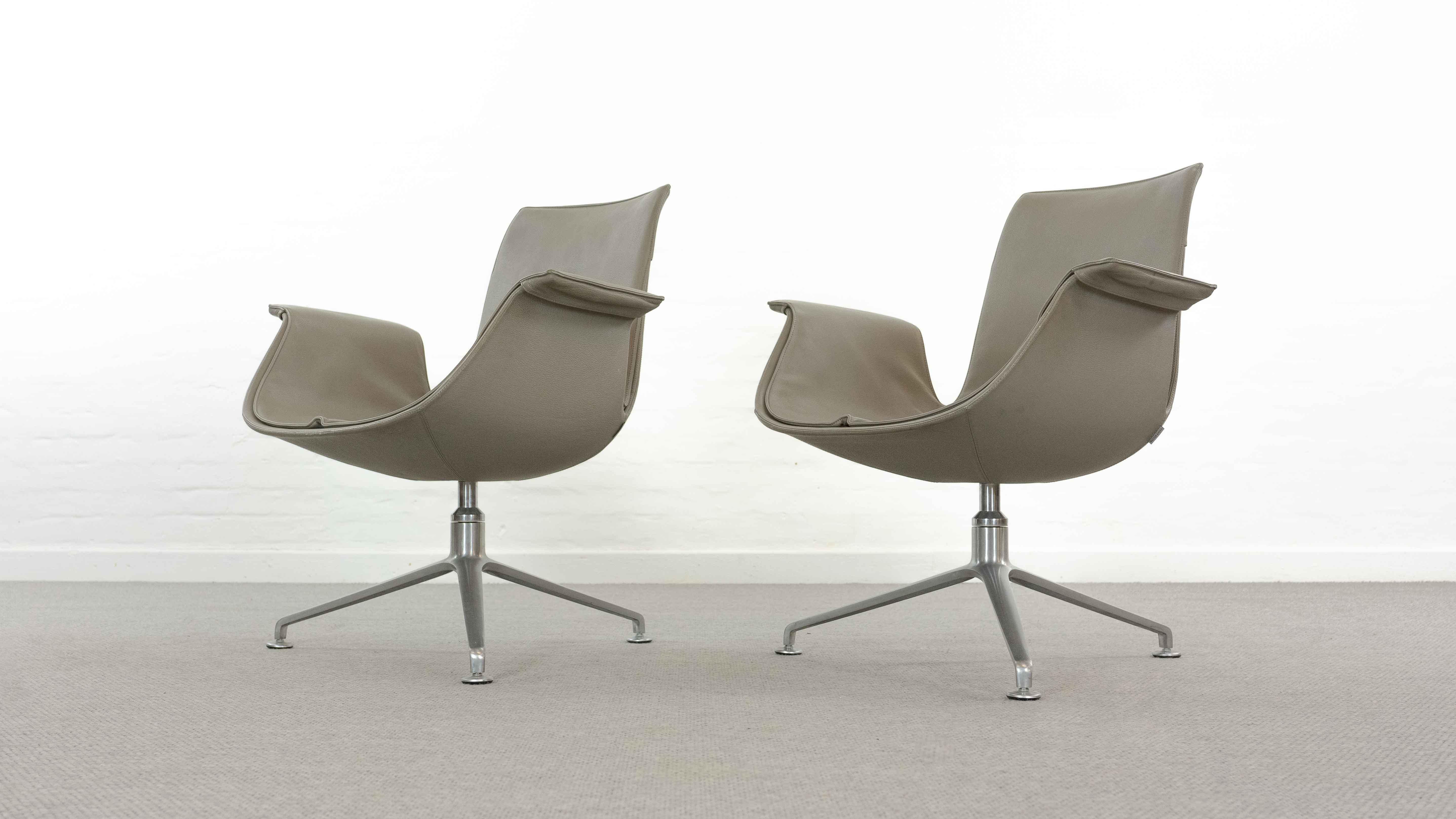 Juego (2) tumbonas FK, diseñadas a finales de los años 60 por el dúo de diseñadores escandinavos Preben Fabricius y Jorgen Kastholm. La llamada Silla Pájaro o Silla Tulipán. Fabricado por Walter Knoll. Las sillas giratorias están tapizadas en su