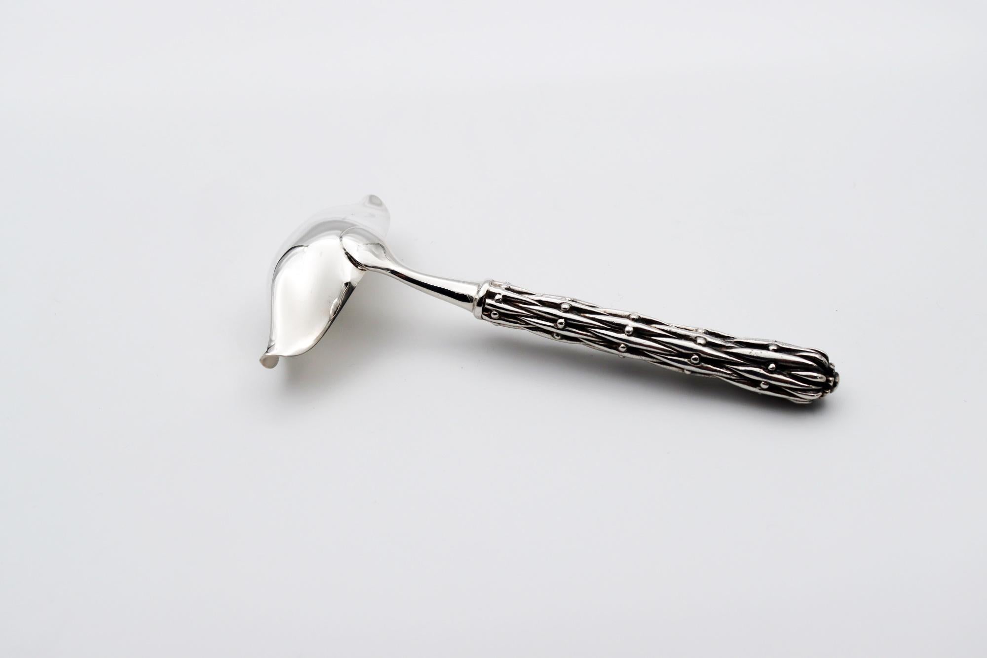 Sauce spoon in silver bronze

Silver plated bronze sauce spoon 35/42 microns 
Length: 175 mm, weight: 210 gr

This sauce spoon is the handmade work of French designer Richard Lauret.

These pieces are unique OR made to order.

The products