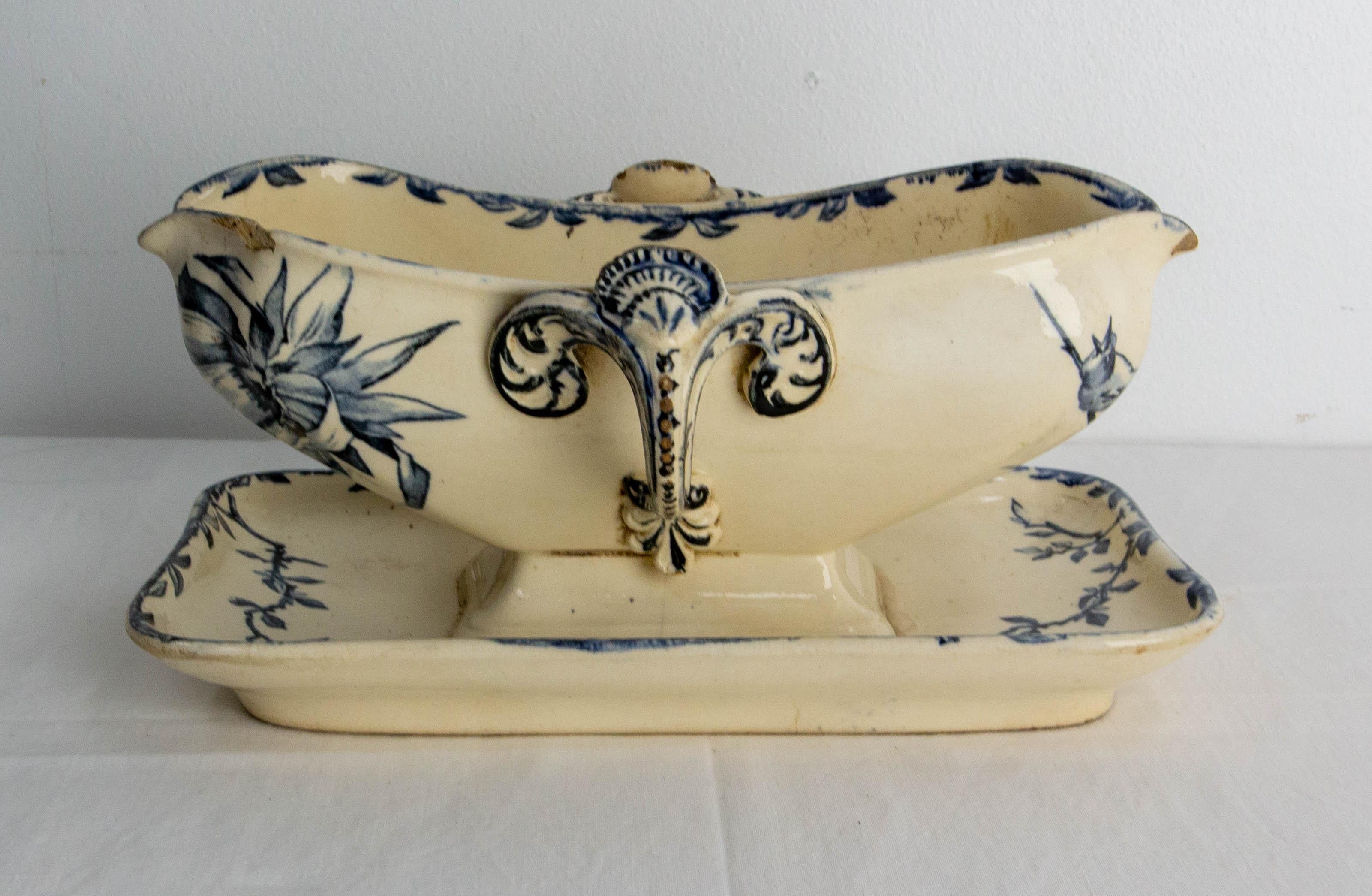 French gravy boat or sauce boat in faience decorated with blue motifs of birds, flomers and shells.

Antique condition.

Shipping:
15 / 22.5 / 10.5 cm 0.9 kg.