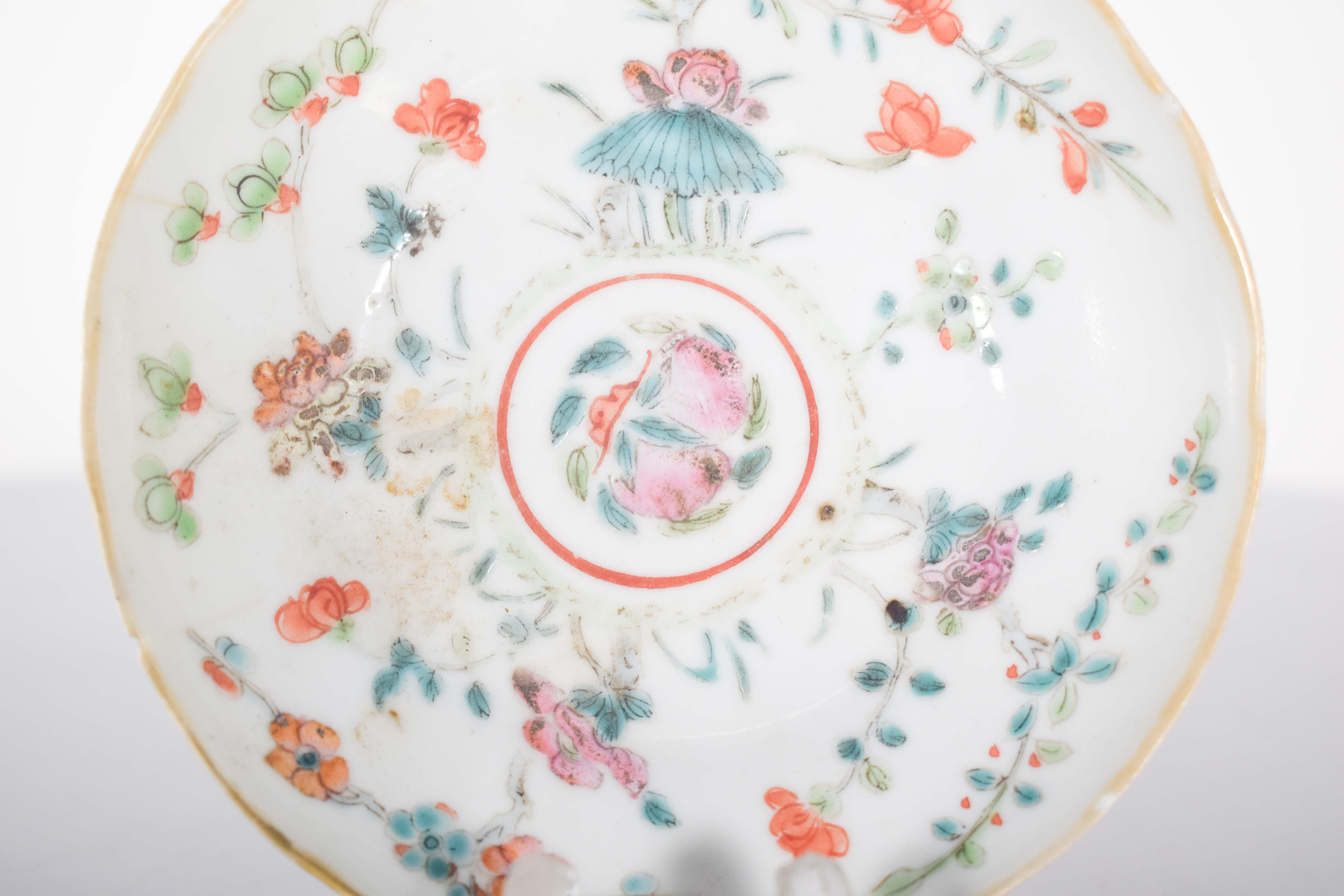 Saucer, in Chinese porcelain for export. Polychrome decoration with floral motifs, Qing Dynasty, Qianlong period (1736-1795).
A charming and meticulous decoration, composed of floral motifs and natural elements, with the central part presented by a