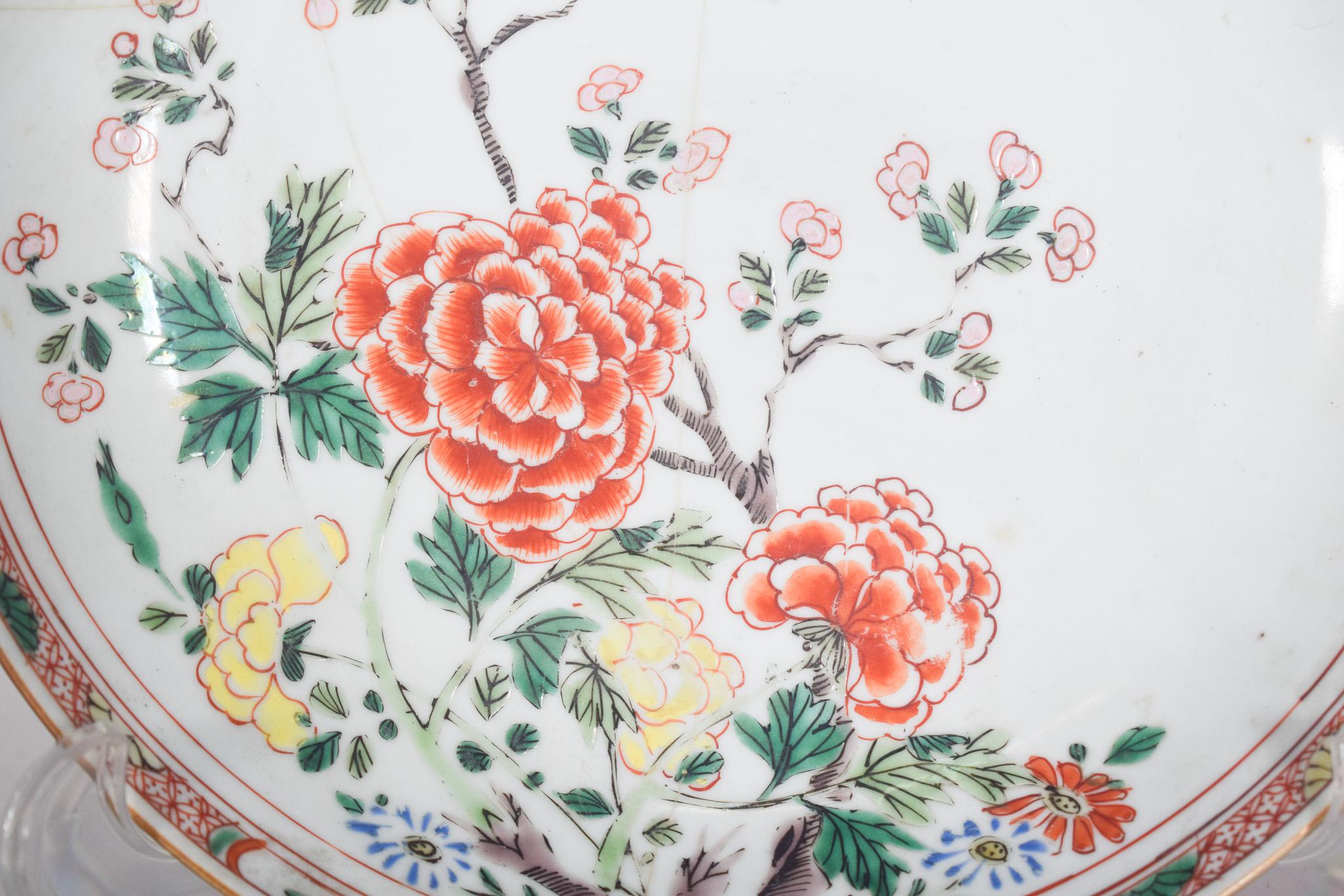 Soucoupe, en porcelaine chinoise pour l'exportation. Dynastie Qing, période Qianlong (1736-1795). Décor polychrome et doré, avec des fleurs.
Décorée d'une composition florale, où les pivoines rouges et jaunes se détachent sur un fond d'émail blanc.