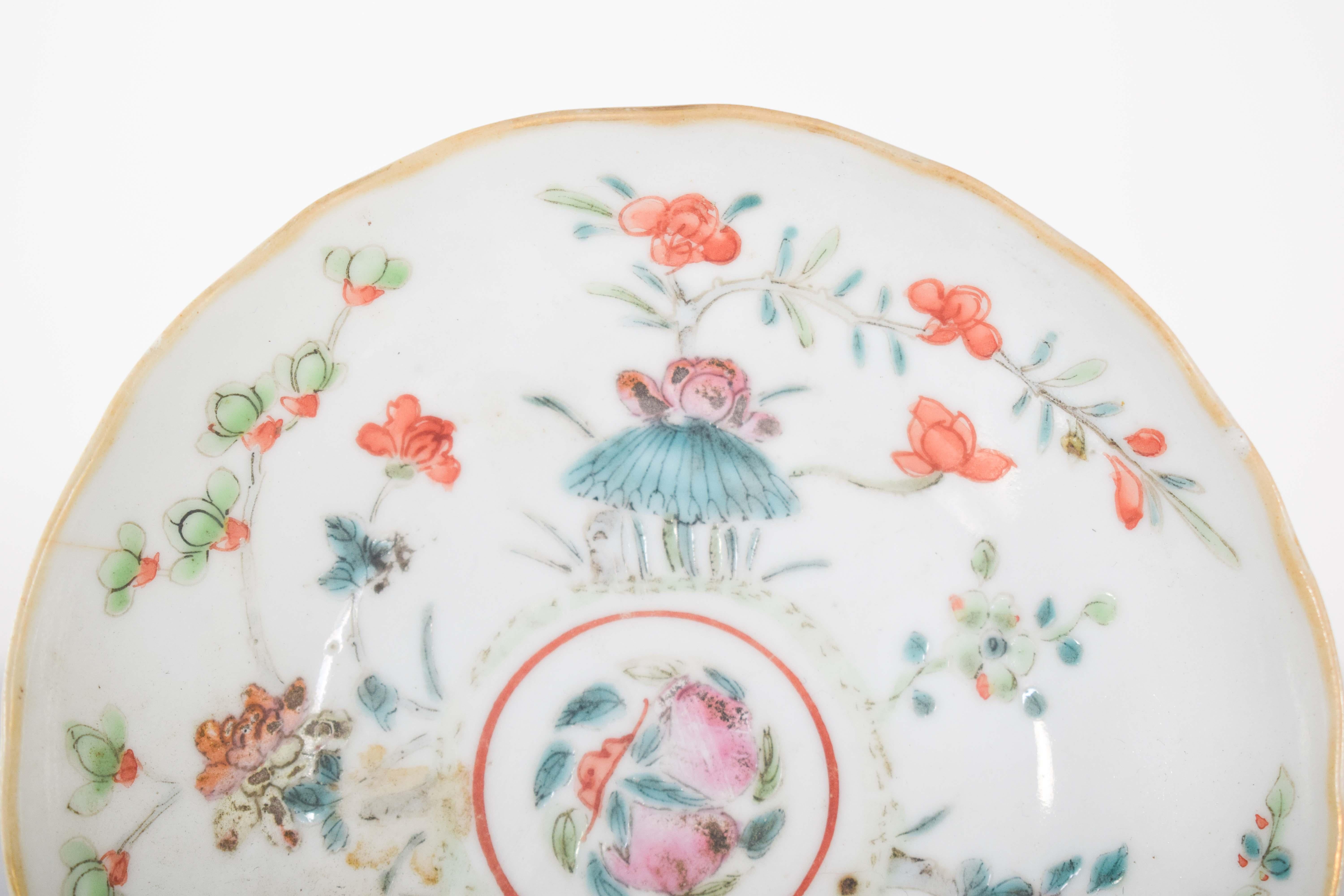 Baroque Saucer in Chinese Porcelain for Export, Qing Dynasty For Sale