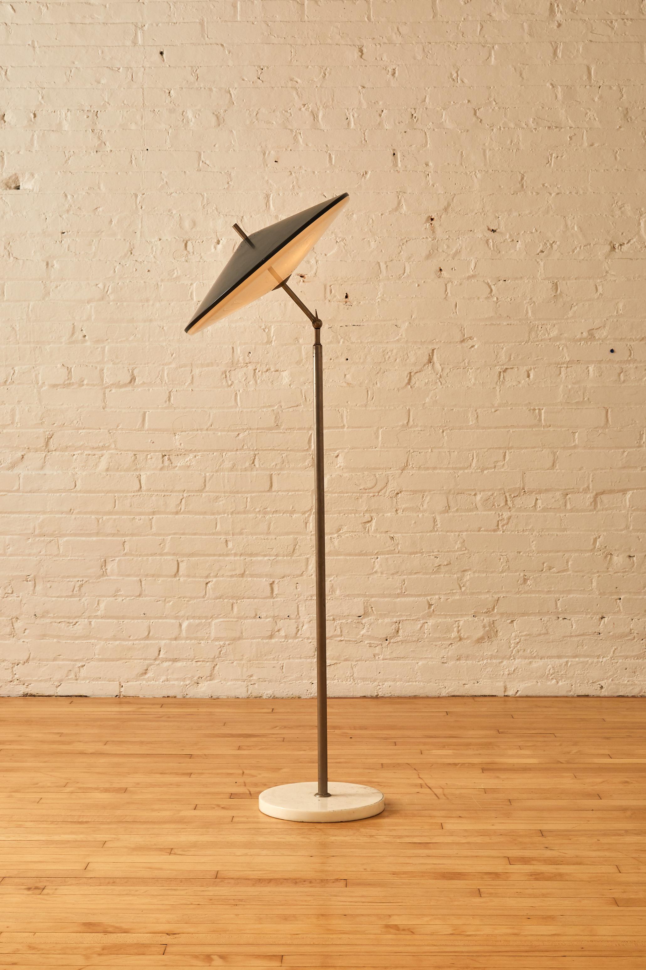 Stehlampe mit Untertasseschirm in der Art von Giussepi Ostuni (Moderne der Mitte des Jahrhunderts) im Angebot