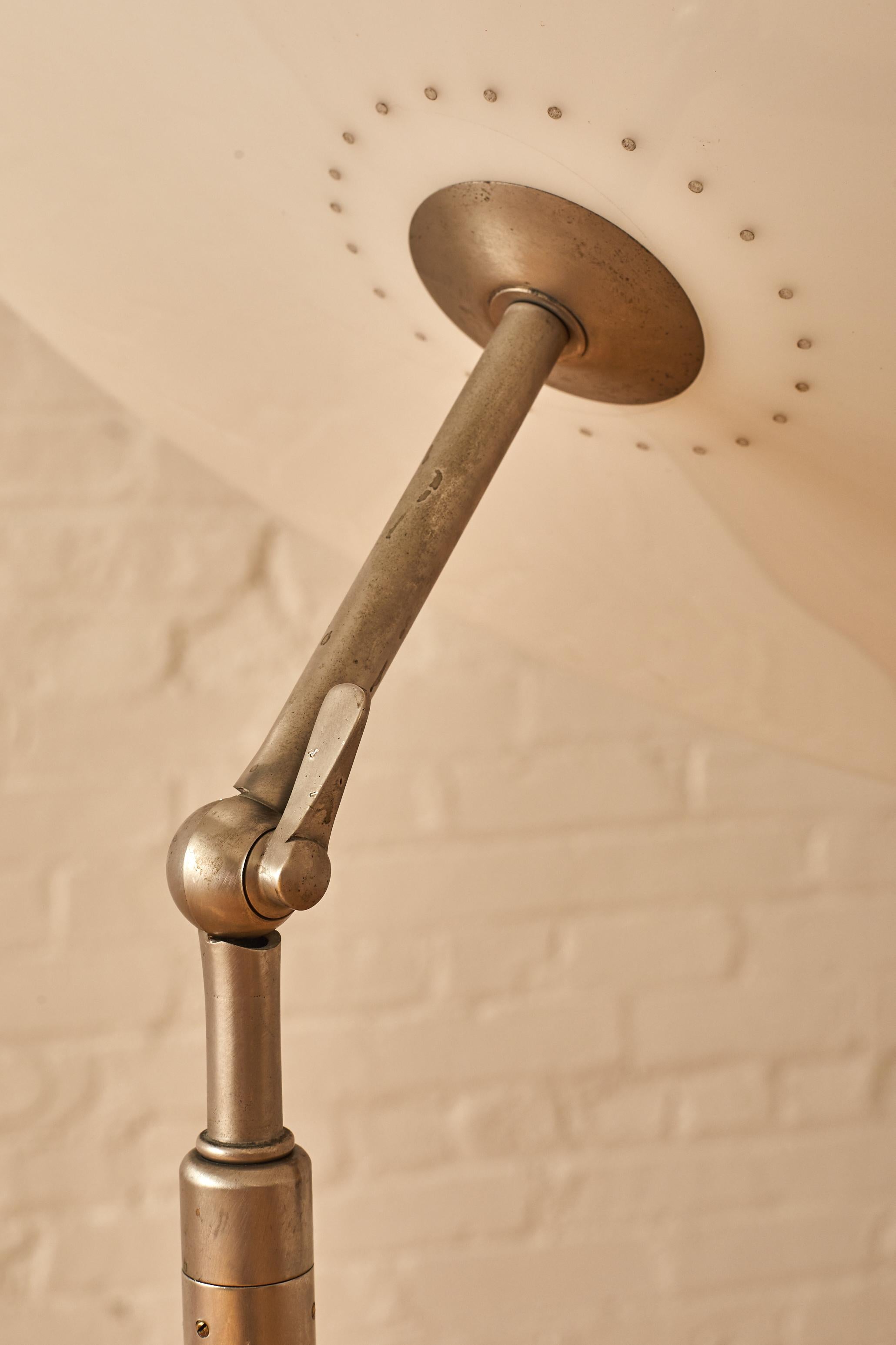 Stehlampe mit Untertasseschirm in der Art von Giussepi Ostuni im Zustand „Gut“ im Angebot in Long Island City, NY