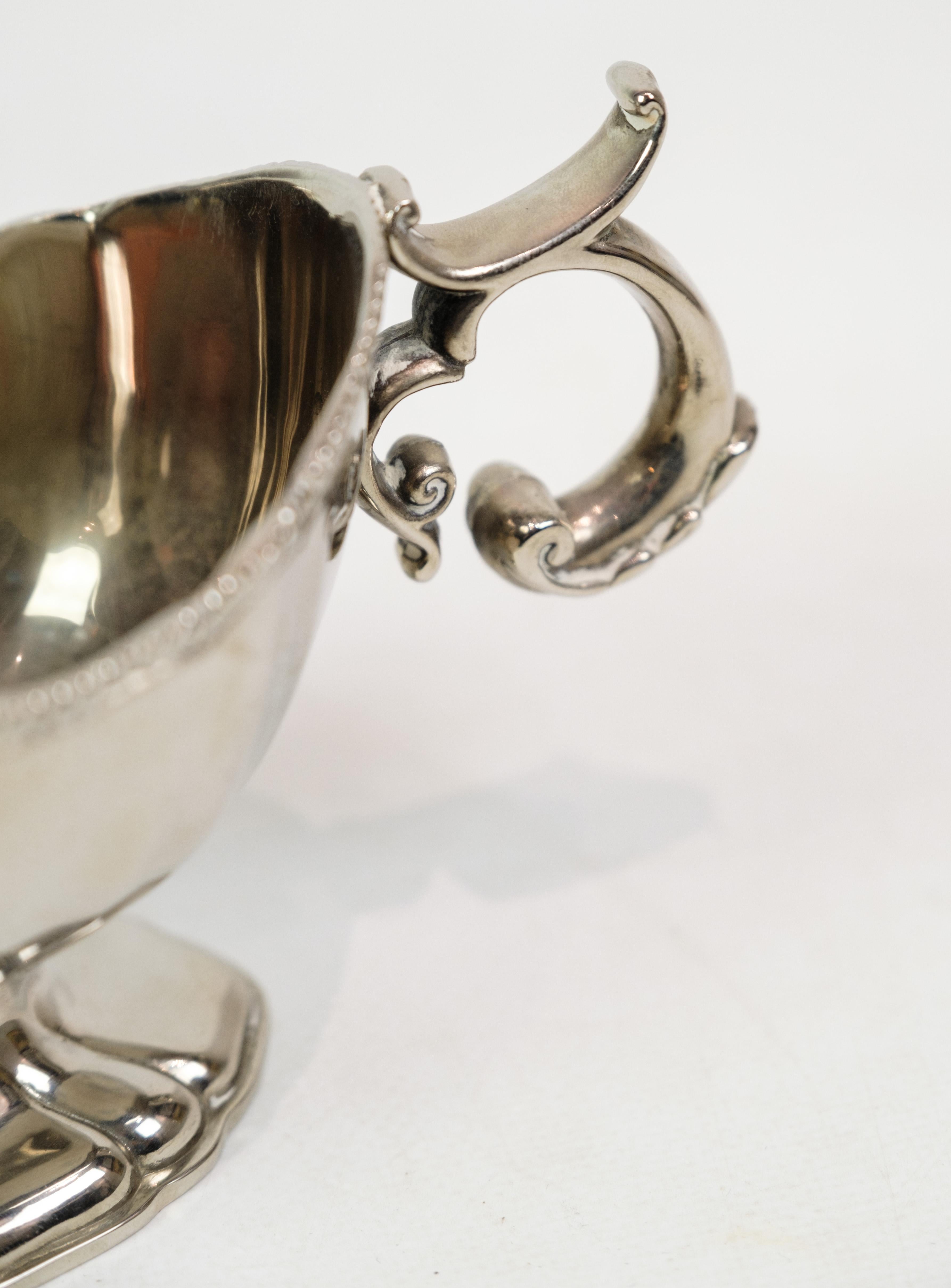 Soßentopf in Silberbeize mit schönem Perlenrand aus den 1930er Jahren.
H:12 B:20 T:9.5