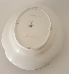 Saucière mit Deckel, Porzellan, farbig bemalt, Meißen, Punktzeit, 18. Jh.