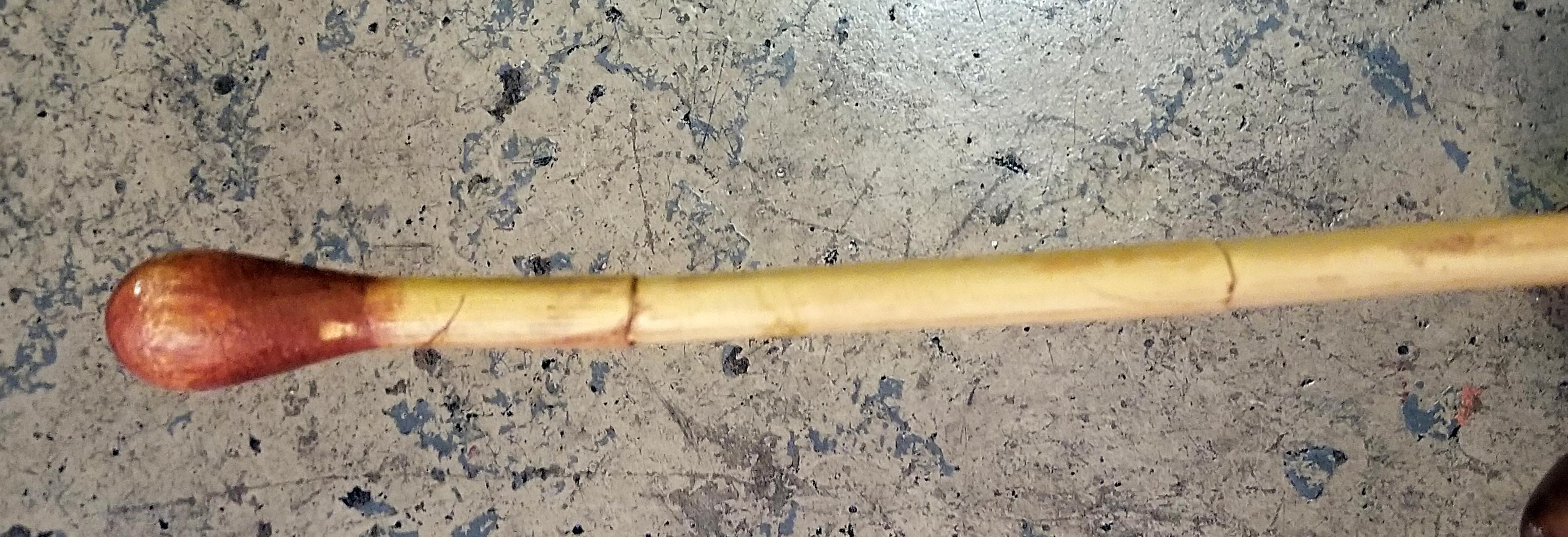 PRESENTATION d'une rare selle de chameau d'Arabie saoudite avec son fouet de chameau.

Une véritable pièce de conversation du milieu du 20e siècle, vers 1960-1980.

Fabriqué en bois d'olivier et doté de montures en laiton sur les poignées et les