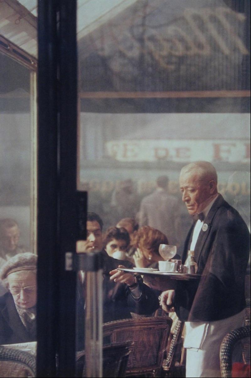 Figurative Photograph Saul Leiter - Serveur, Paris, 1959