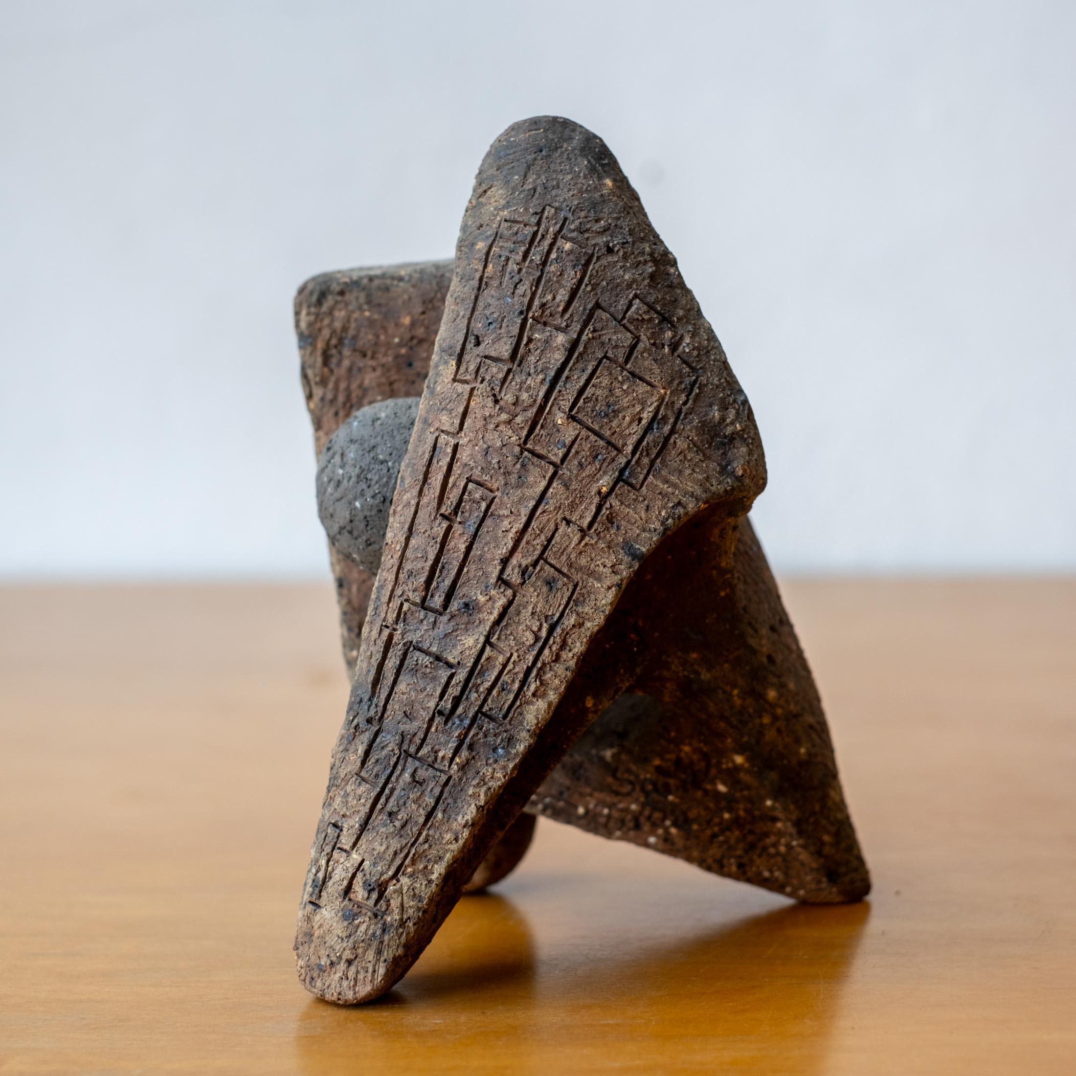 Scultura astratta modernista messicana in pietra scolpita e metallo di Saúl Moreno. Firmato dall'artista. 

L'anno scorso si è tenuta una mostra retrospettiva dell'artista messicano Saúl Moreno a Texcoco. Questa mostra museale è stata un'opportunità