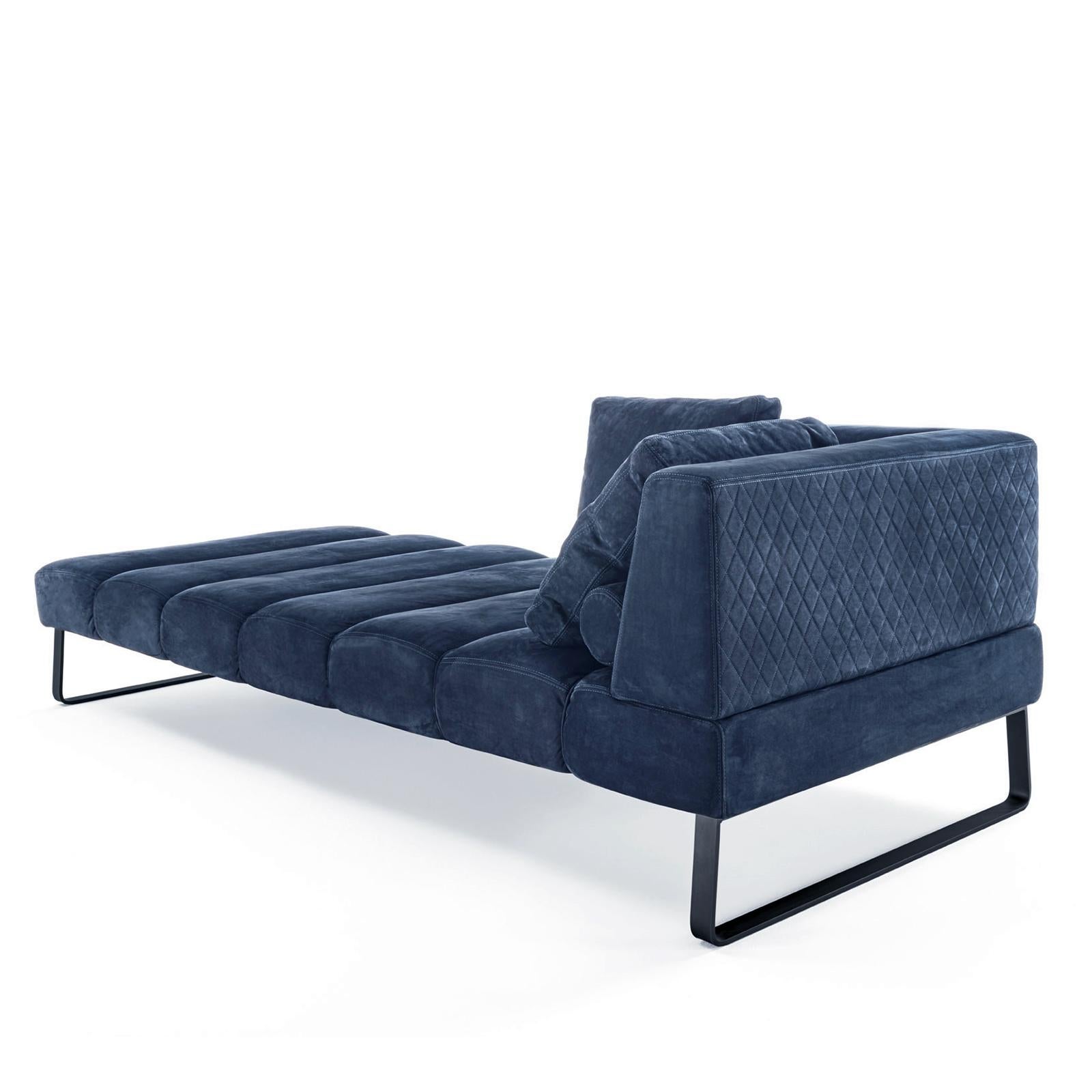 Divano Saul Scamosciato con struttura in legno massiccio imbottito
e rivestito in pelle scamosciata blu. Cuscino incluso, divano
con base in ferro laccato.
Disponibile anche con altri tessuti o pelli, su richiesta.