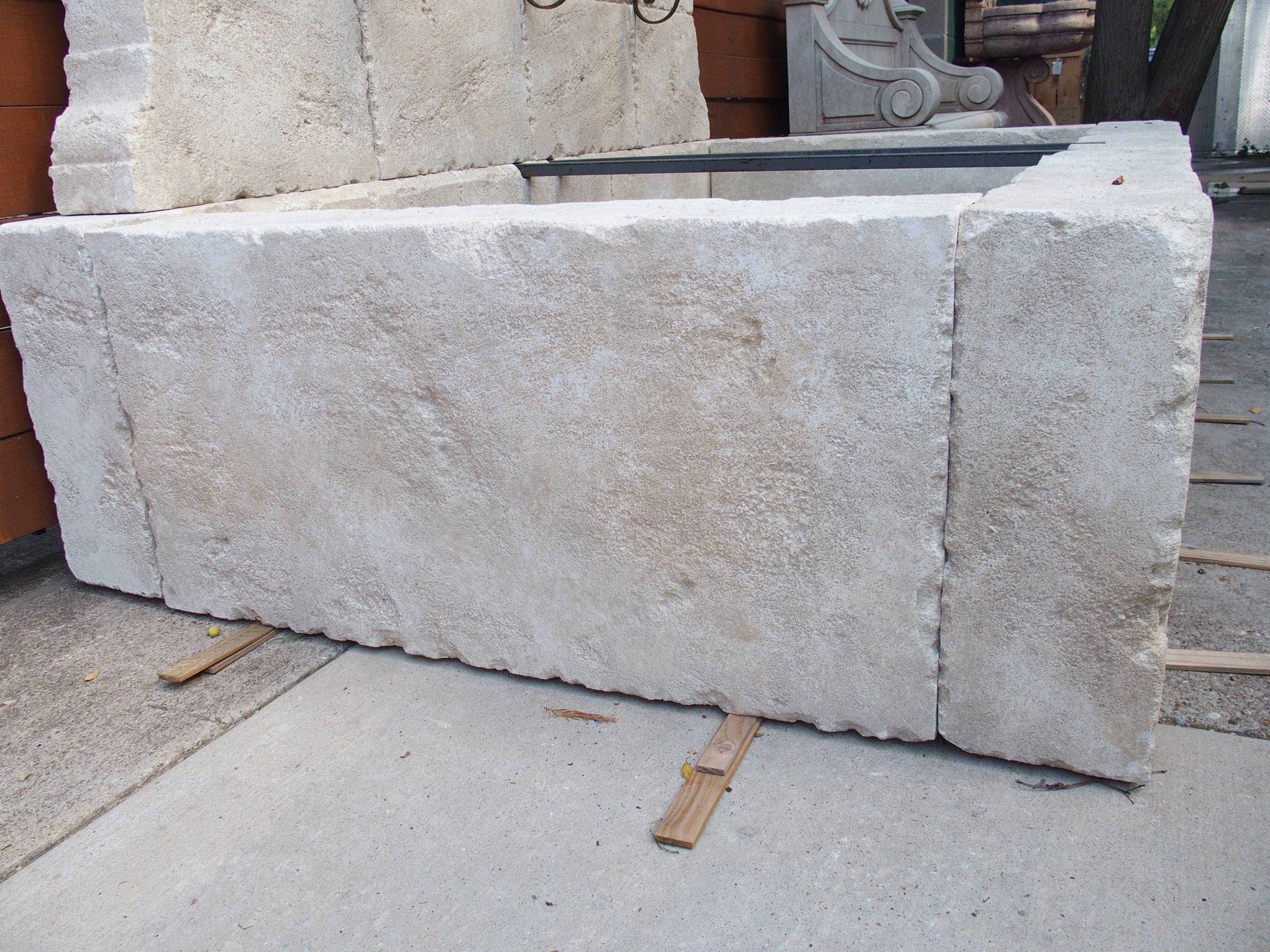 Fontana a muro in pietra calcarea a 3 bocche Sault, dal Sud della Francia in vendita 3