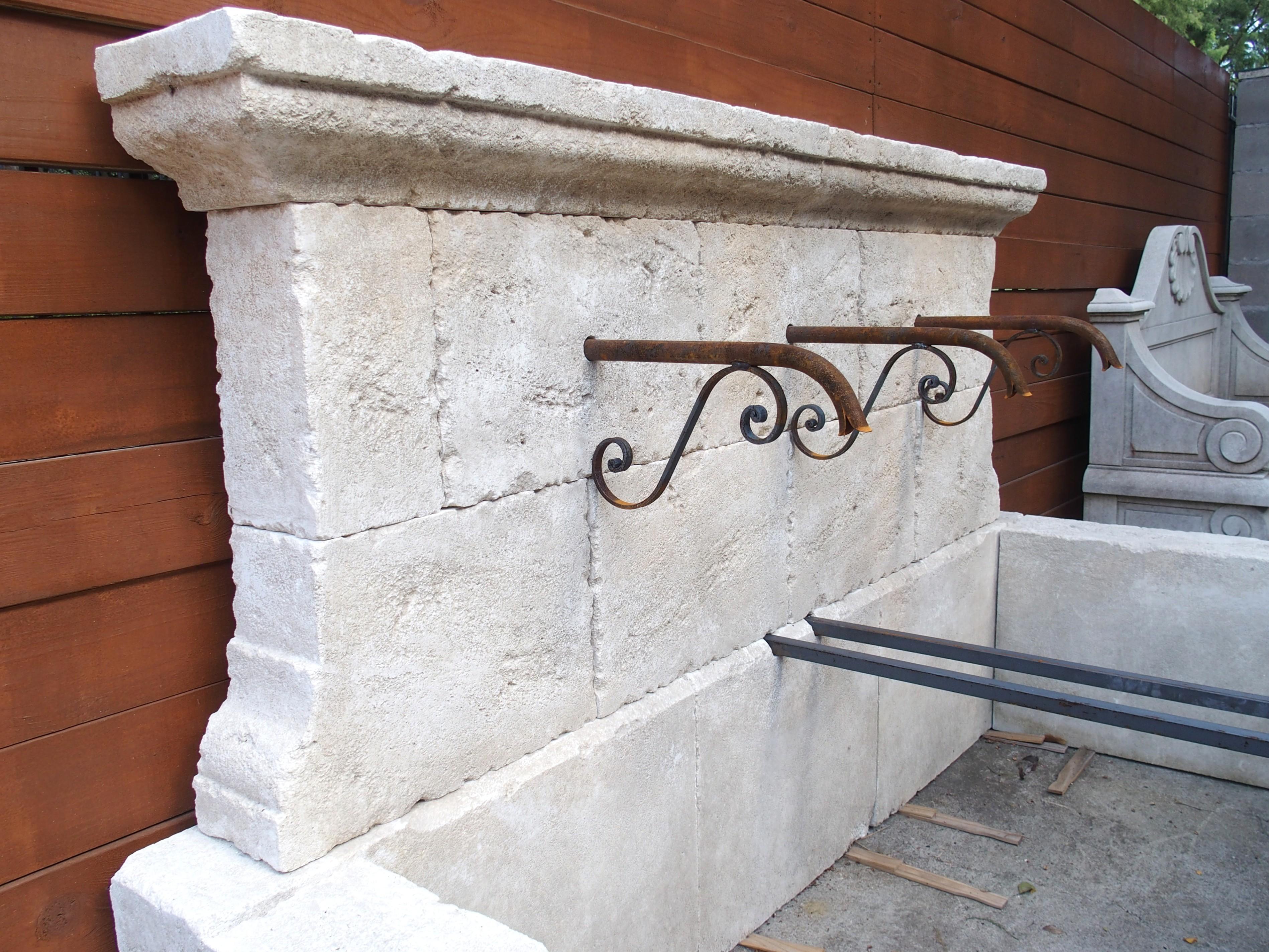 Fontana a muro in pietra calcarea a 3 bocche Sault, dal Sud della Francia in vendita 4
