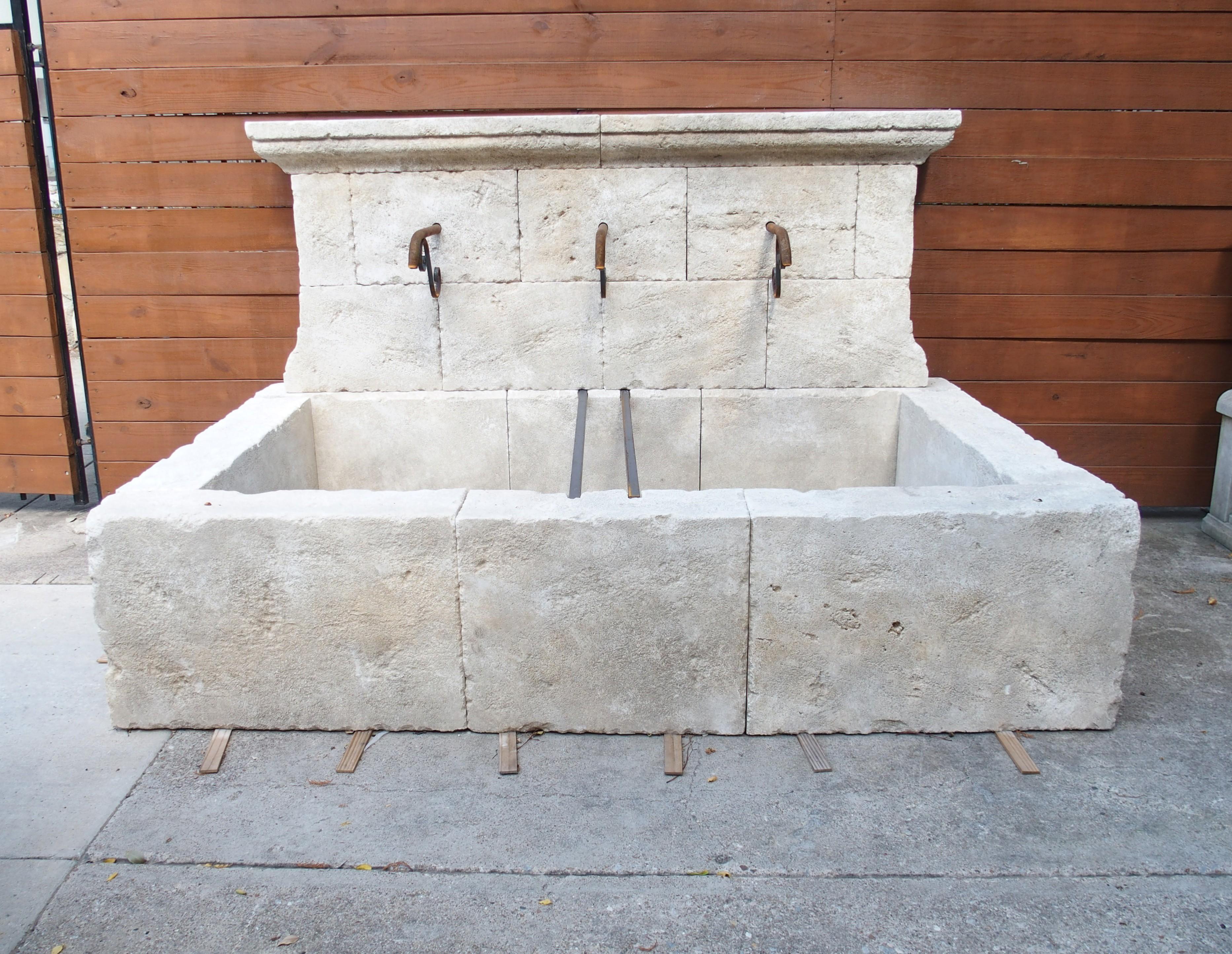 Fontana a muro in pietra calcarea a 3 bocche Sault, dal Sud della Francia in vendita 7