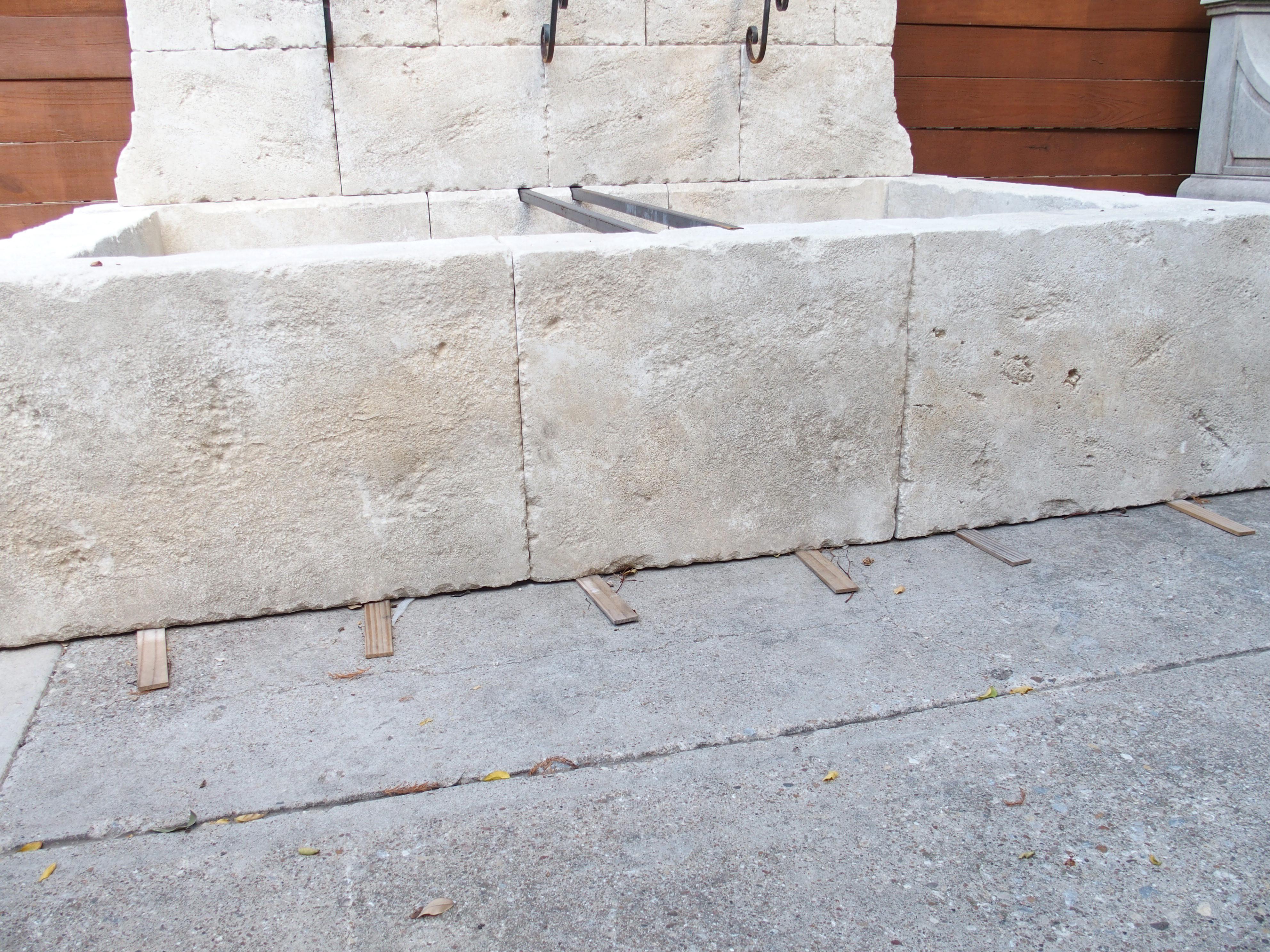 Metallo Fontana a muro in pietra calcarea a 3 bocche Sault, dal Sud della Francia in vendita