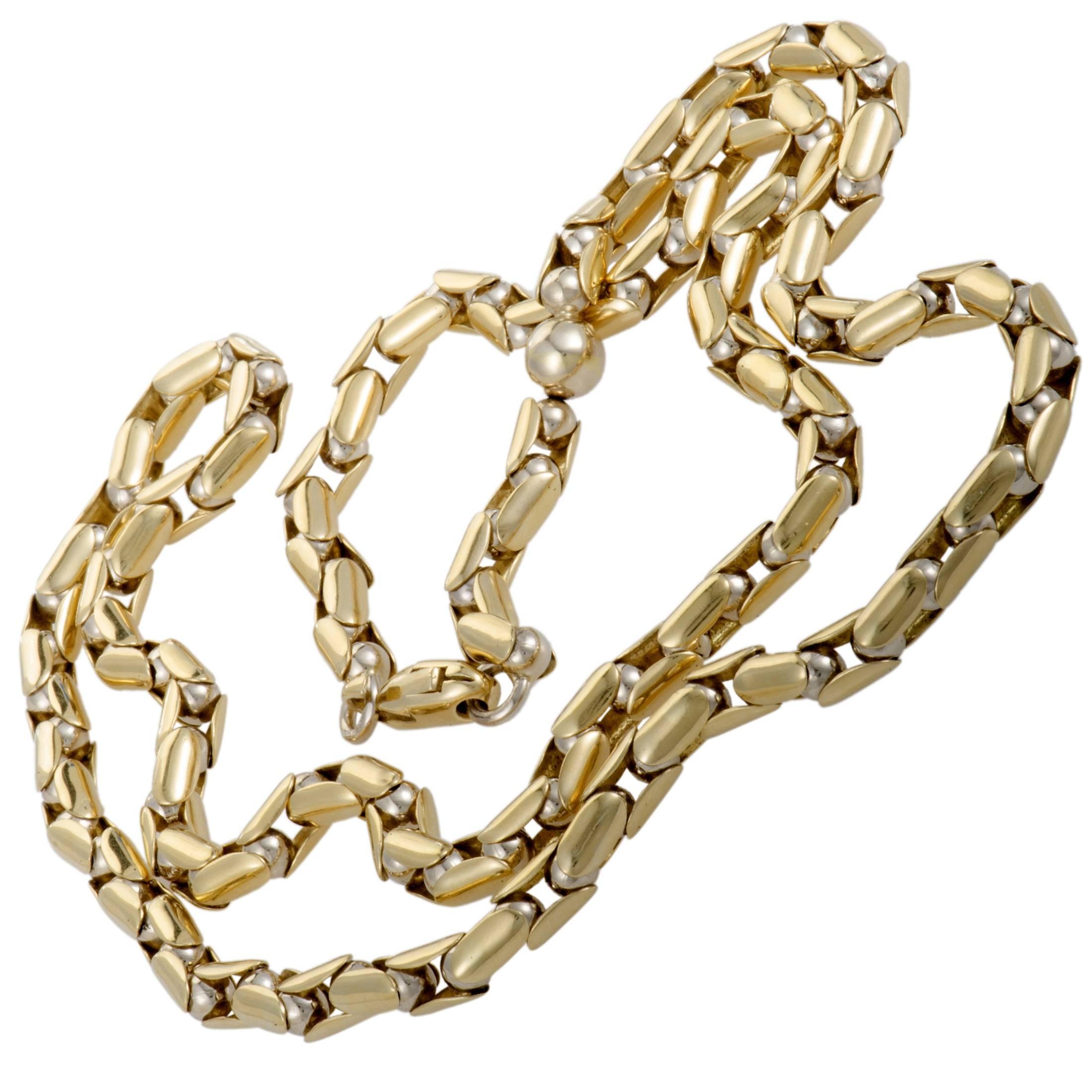 Boasting a stunningly offbeat and incredibly masculine appeal, this superb Sauro chain is the perfect choice for a discerning gentleman. The chain is expertly crafted from prestigious 18K yellow gold and weighs 96.2 grams. 