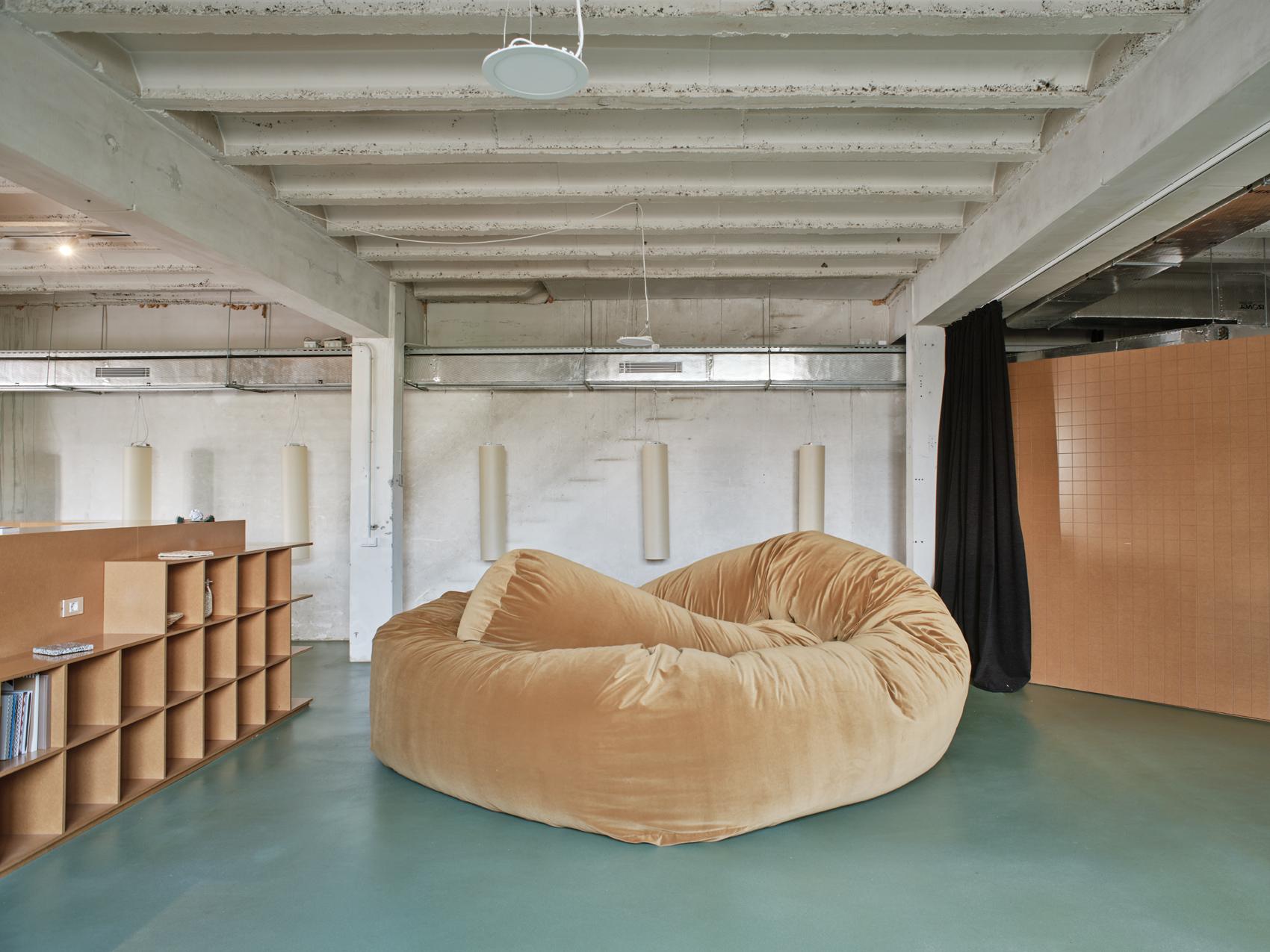 Canapé Sausage, Willo Perron, 11M, Canvas, Beige en vente 1