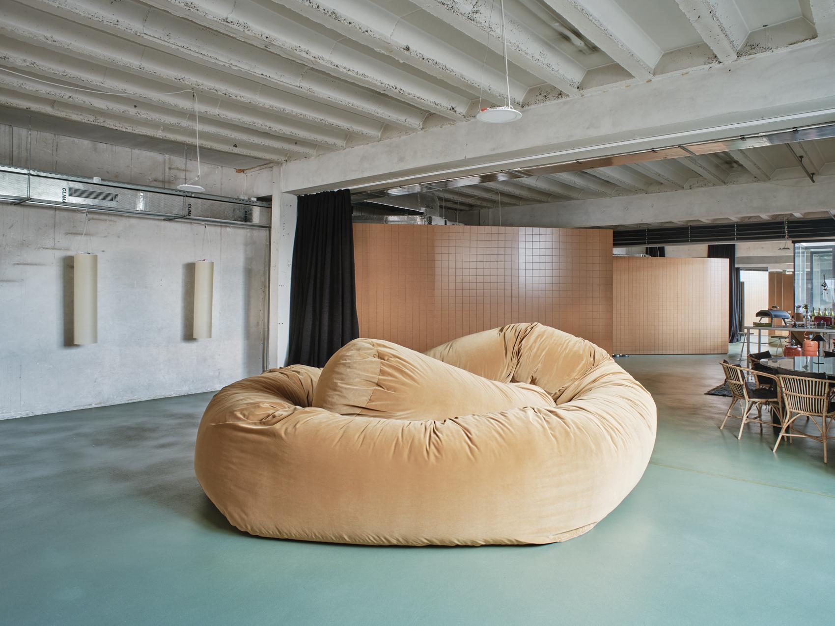 Canapé Sausage, Willo Perron, 11M, Canvas, Beige en vente 2