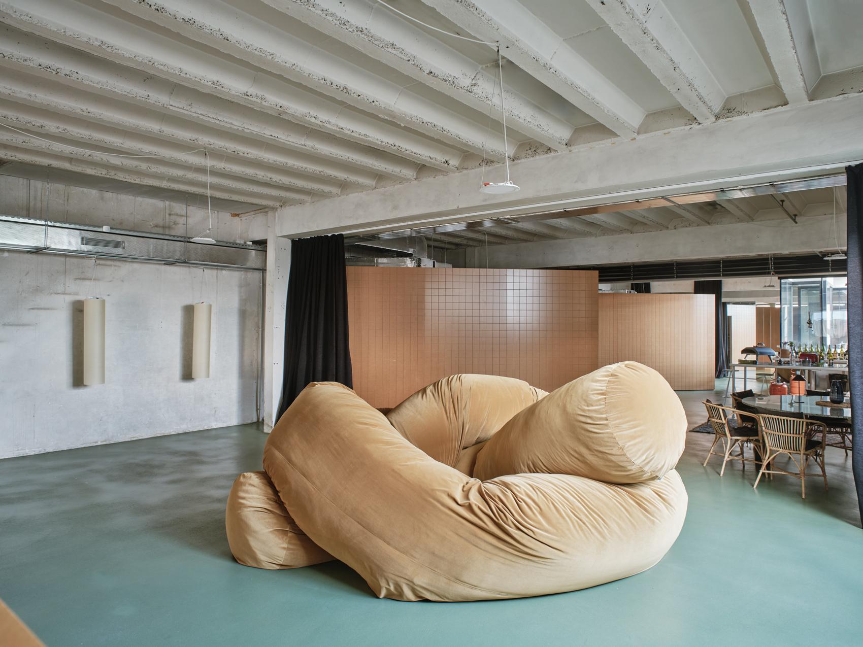 XXIe siècle et contemporain Canapé Sausage, Willo Perron, 15M, Canvas, Beige en vente