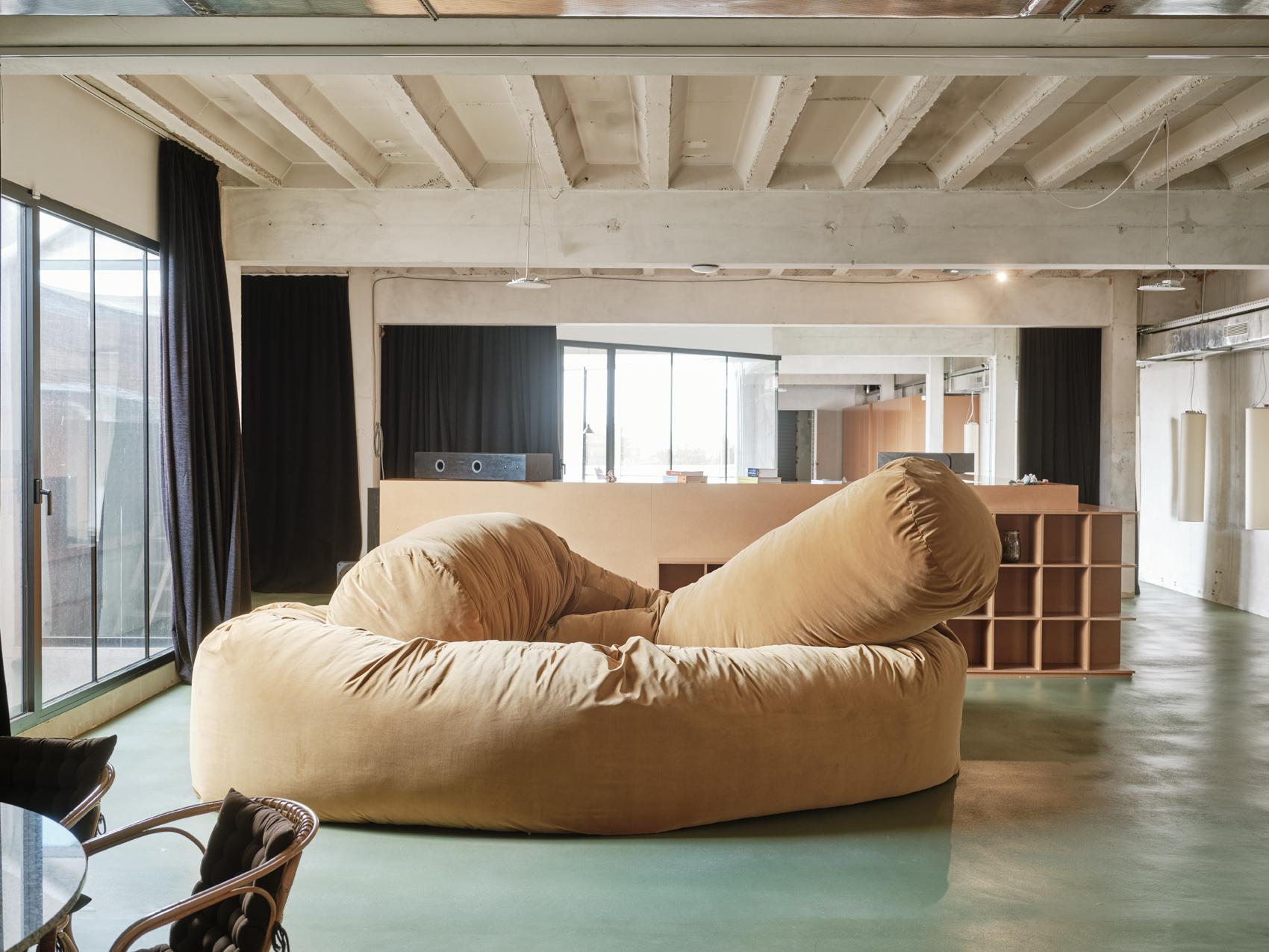 XXIe siècle et contemporain Canapé Sausage, Willo Perron, 15M, Velvet, Mustard en vente