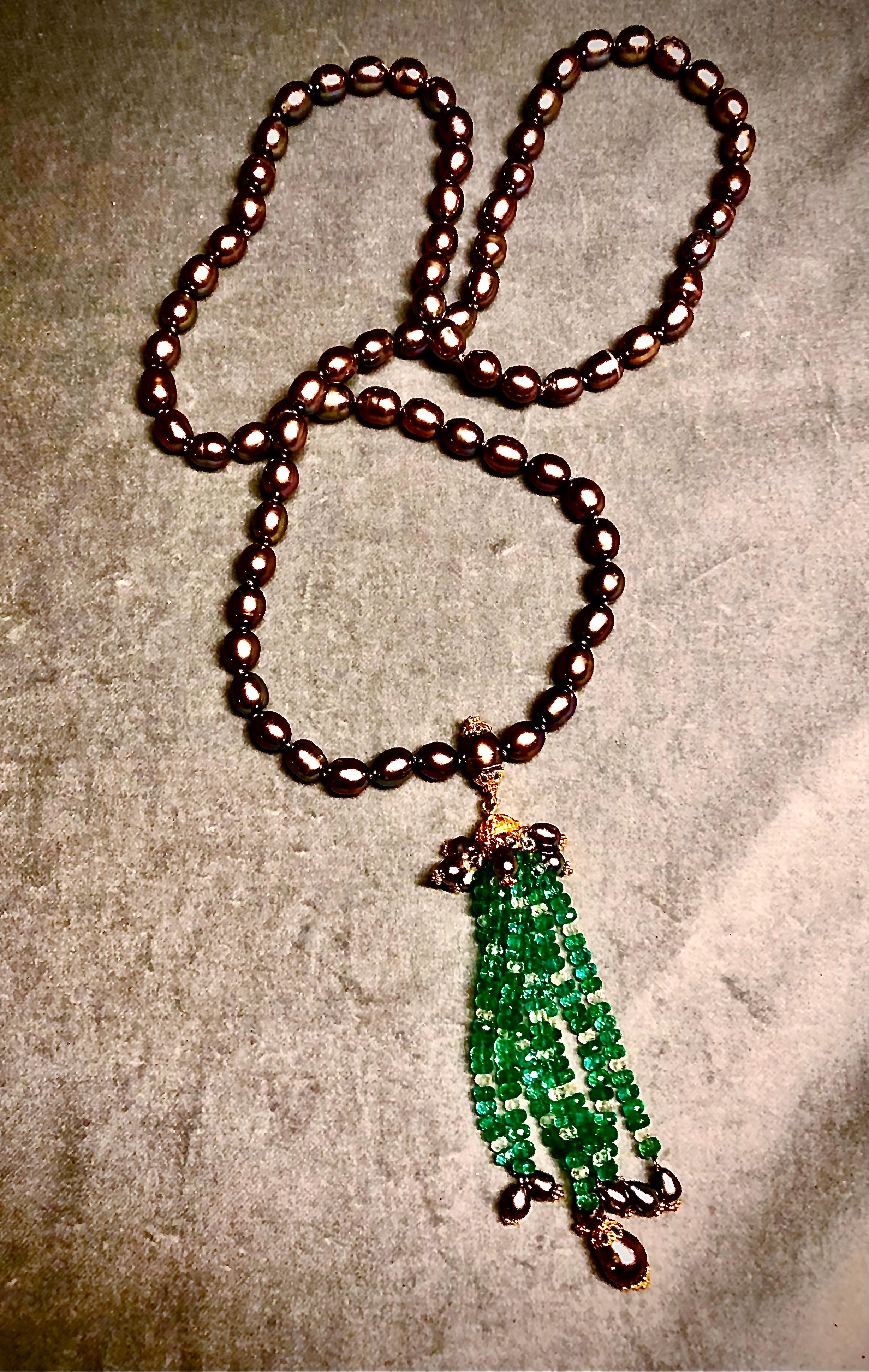 Sautoir-Halskette mit schwarzen Süßwasserperlen, Smaragdperlen und Bergkristallen (Art déco) im Angebot
