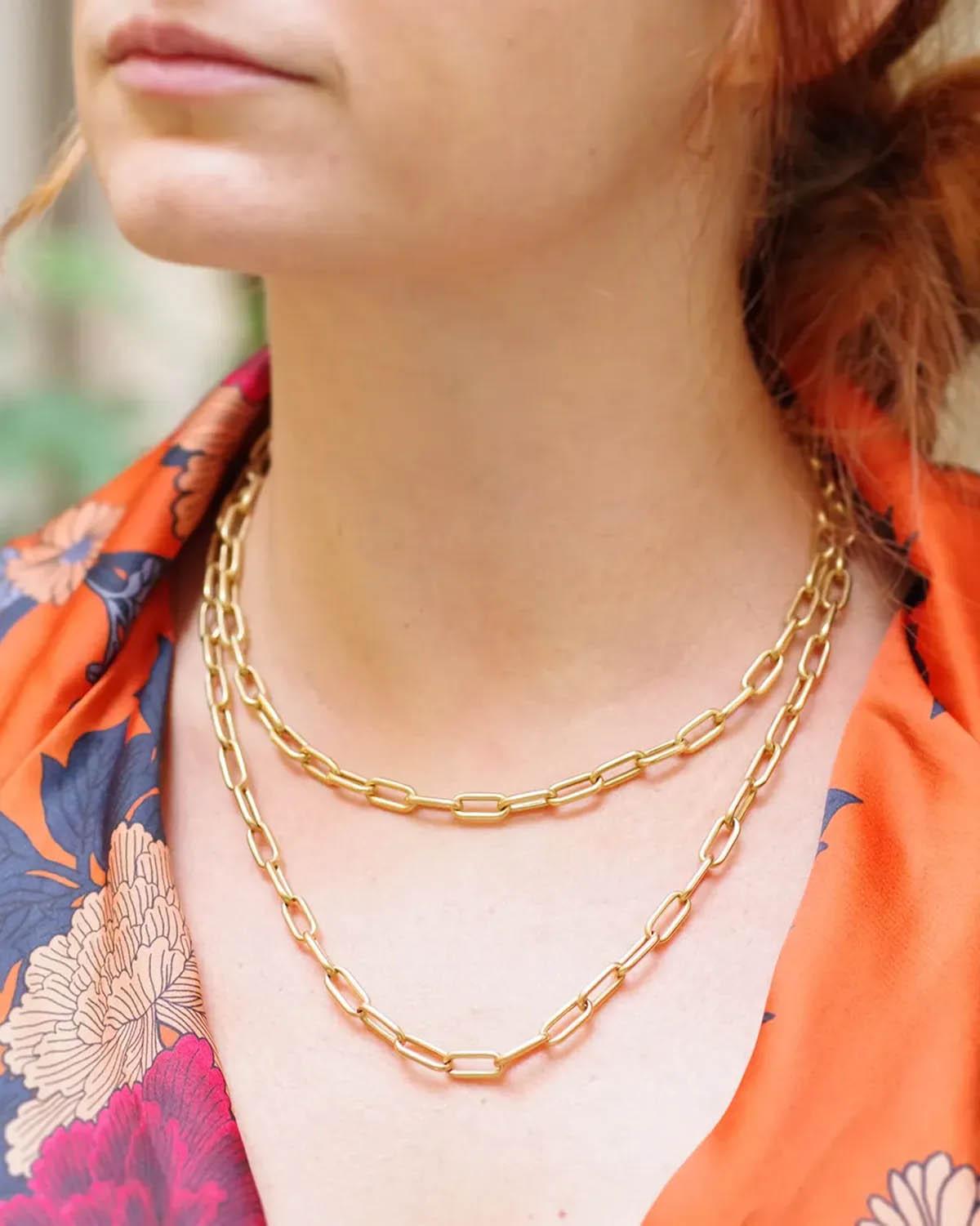 Catena lunga Sautoir con graffetta in oro 18 carati. Importante catena a graffetta rettangolare con estremità arrotondate, che forma un lungo sautoir. La collana misura 95 cm e le maglie sono cave. Può essere indossato come un doppio tour. La