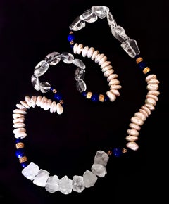 Sautoir avec perles de culture, lapis-lazuli et pépites de cristal.