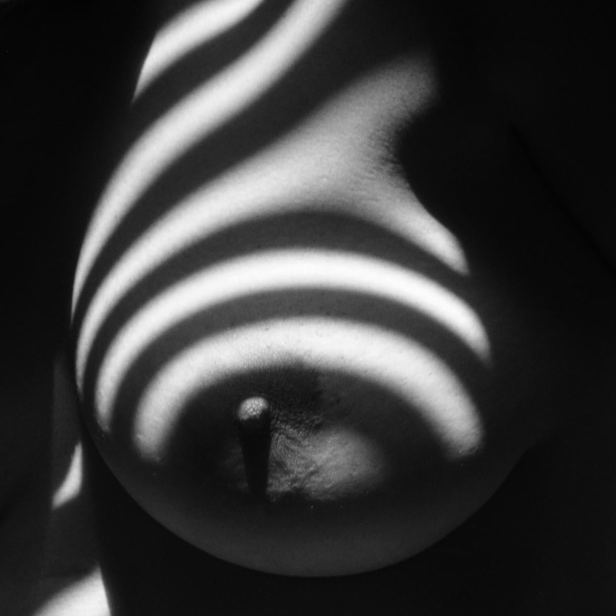 Savannah Spirit Black and White Photograph – Nipple-Details (Schwarz-Weiß-Aktfotografie, B&W-Akt)